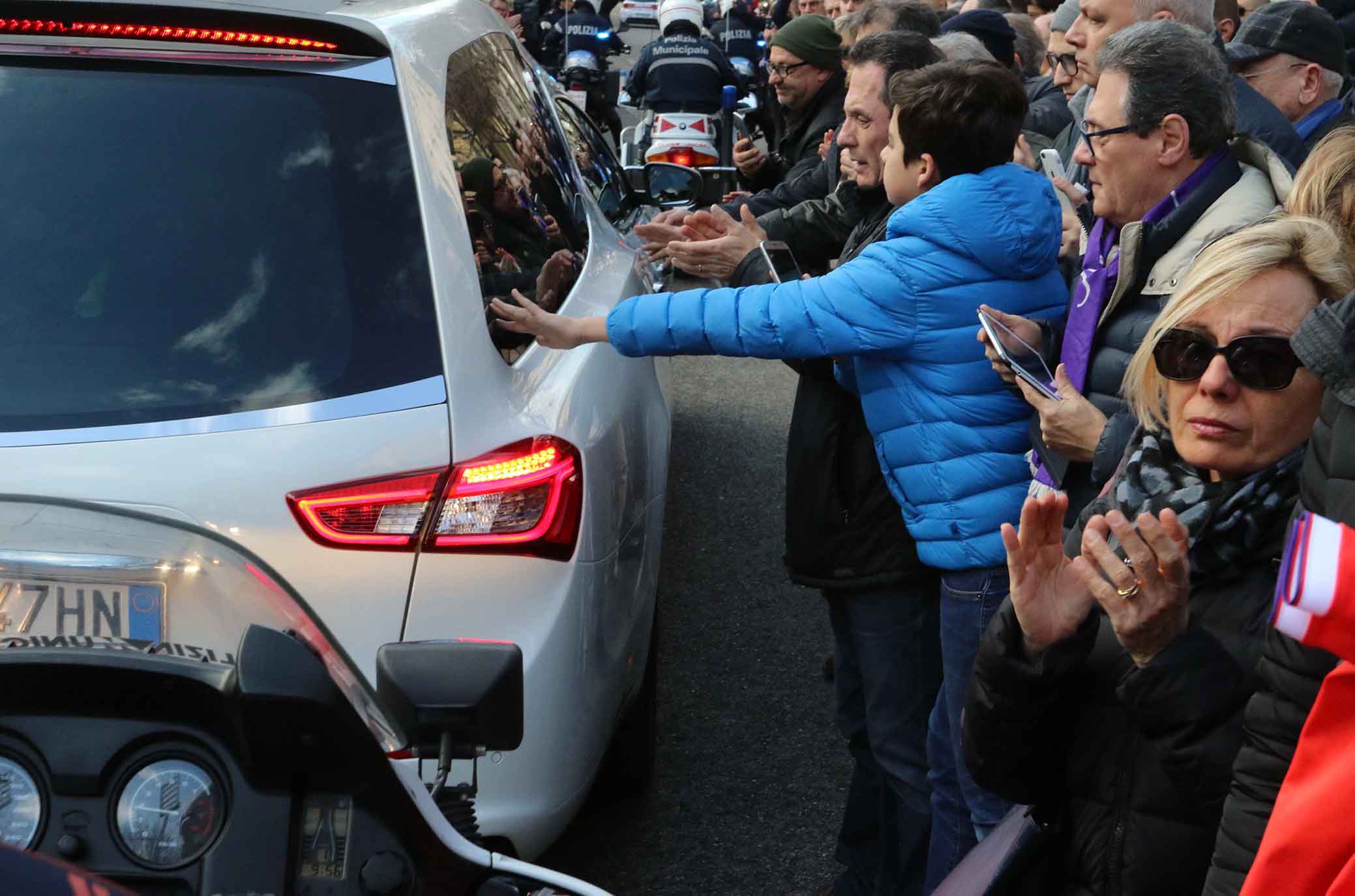 FIORENTINA 08-03-2018 IL CORTEO FUNEBRE DI DAVIDE ASTORI PASSA DAVANTI AL FRANCHI. SILPRESS/GALASSI SILVANO