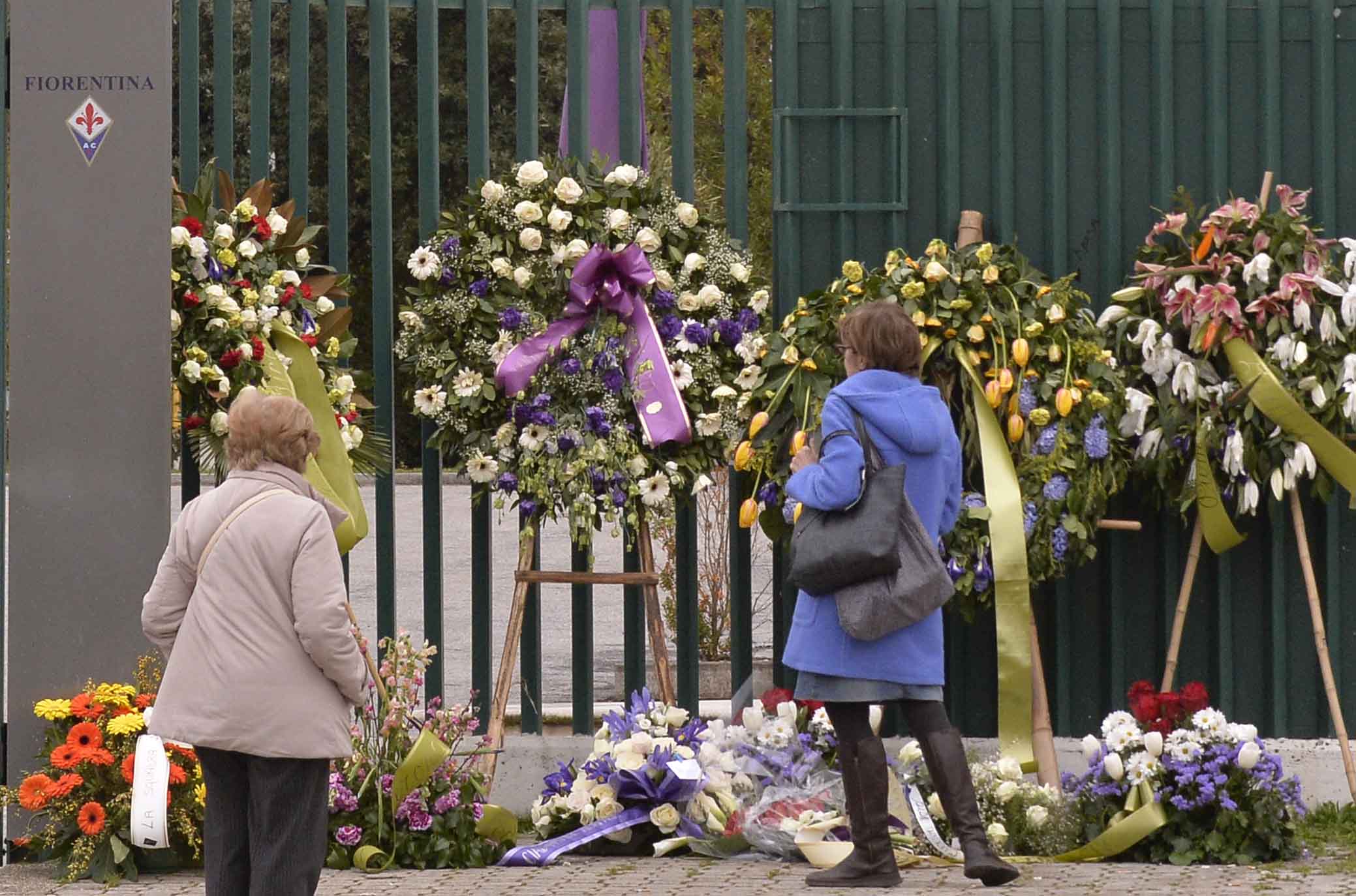 FIORENTINA 10-03-2018. CORONE IN ONORE A DAVIDE ASTORI ALL'INGRESSO DEI CAMPINI. SILPRESS/GALASSI SILVANO