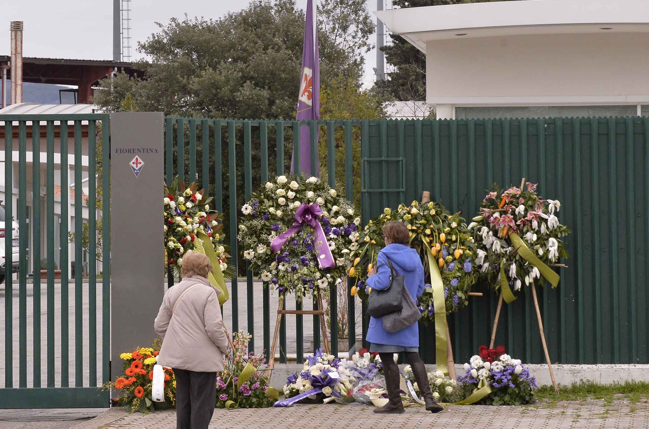 101FIORENTINA 10-03-2018. CORONE IN ONORE A DAVIDE ASTORI ALL'INGRESSO DEI CAMPINI. SILPRESS/GALASSI SILVANO