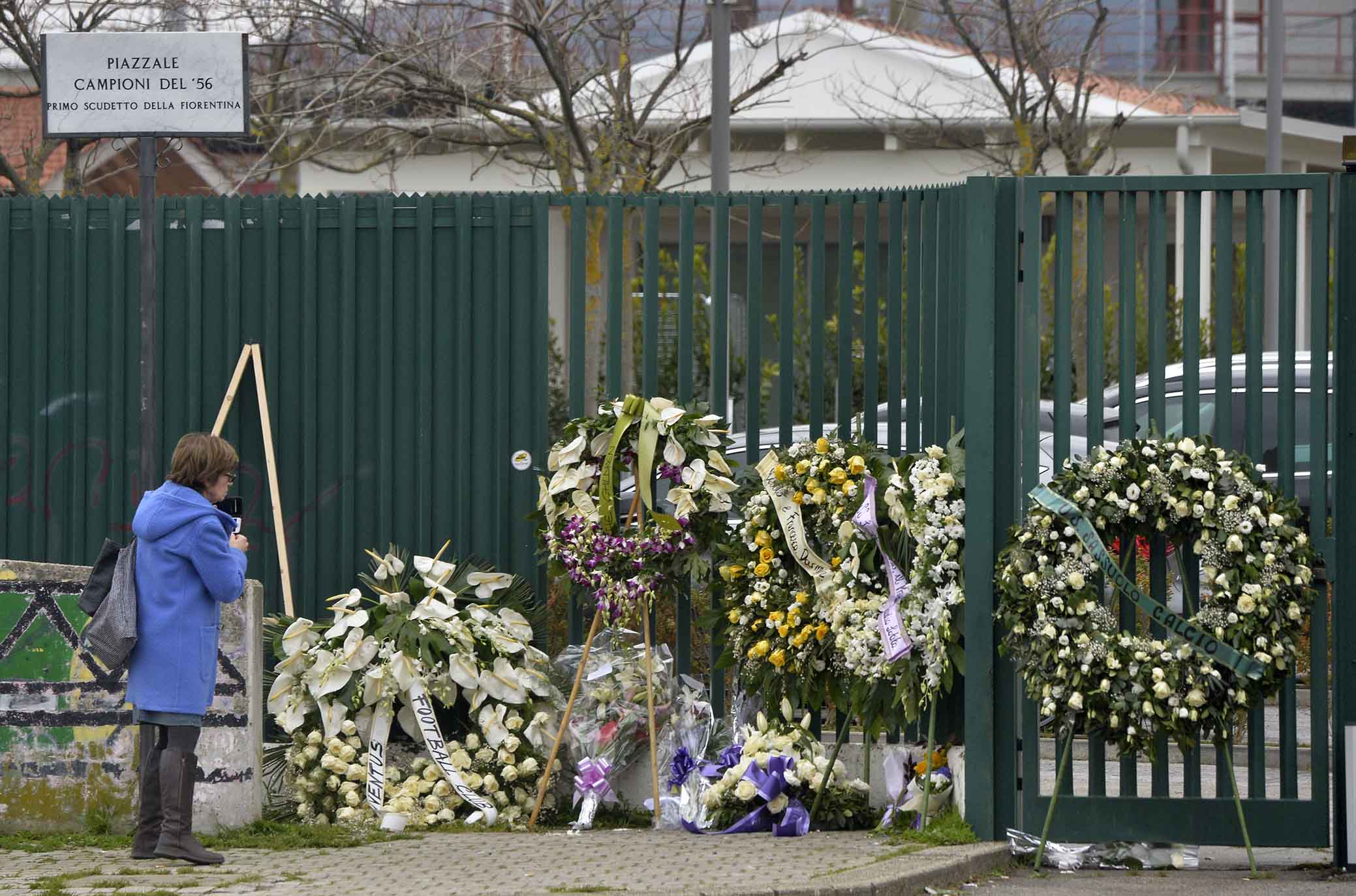 FIORENTINA 10-03-2018. CORONE IN ONORE A DAVIDE ASTORI ALL'INGRESSO DEI CAMPINI. SILPRESS/GALASSI SILVANO