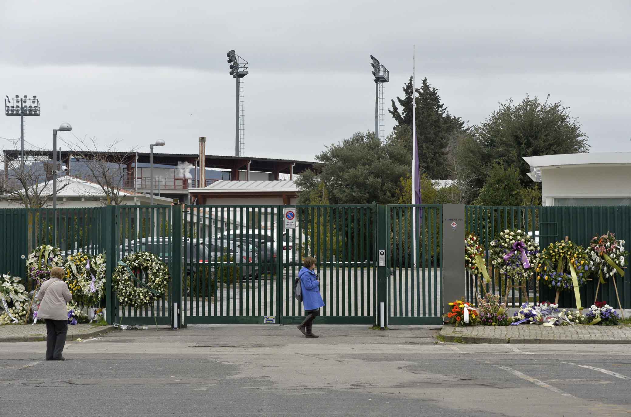 FIORENTINA 10-03-2018. CORONE IN ONORE A DAVIDE ASTORI ALL'INGRESSO DEI CAMPINI. SILPRESS/GALASSI SILVANO