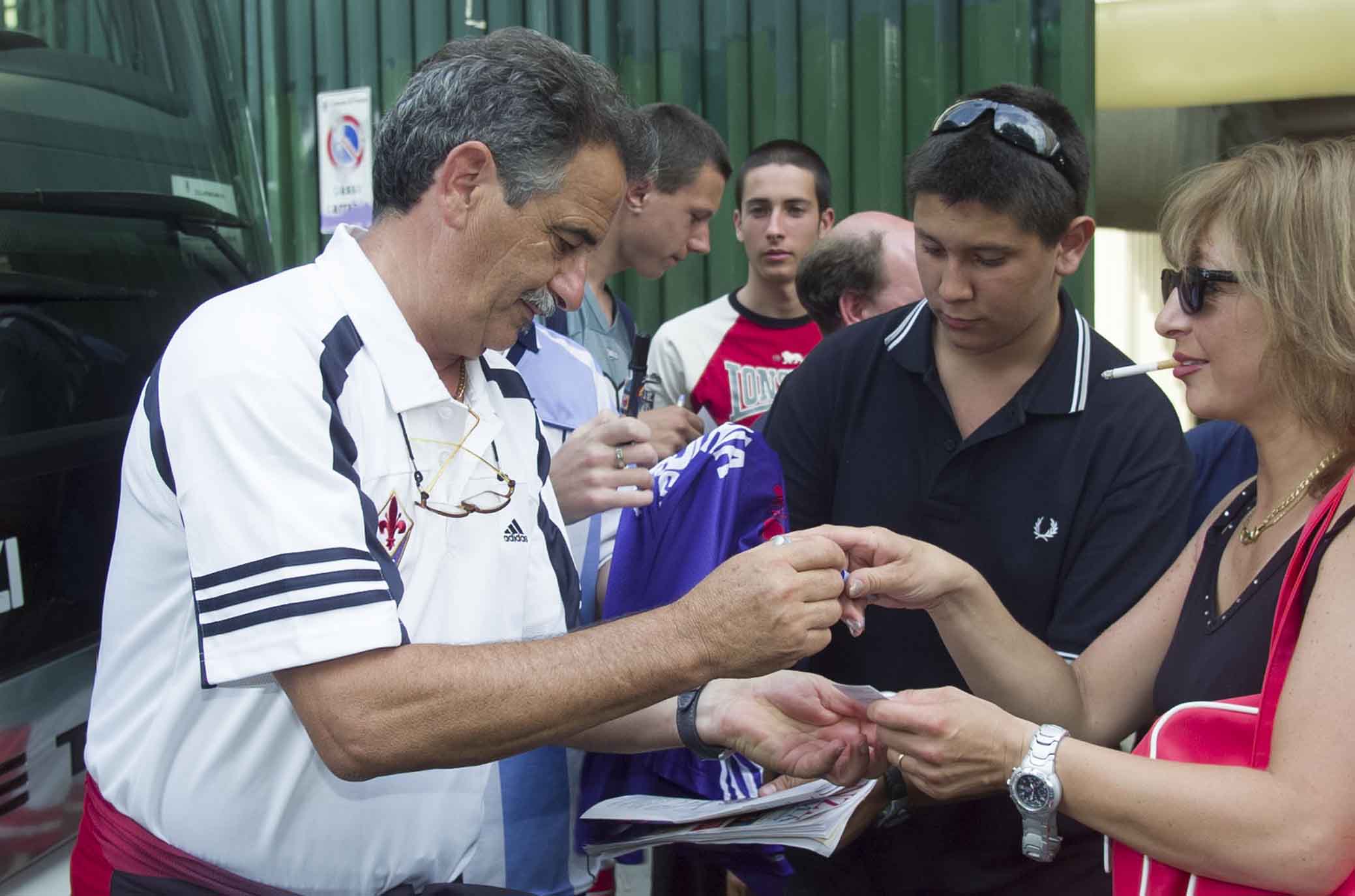 Fiorentina 2004. EMILIANO MONDONICO FIRMA AUTOGRAFI. SILPRESS/GALASSI SILVANO