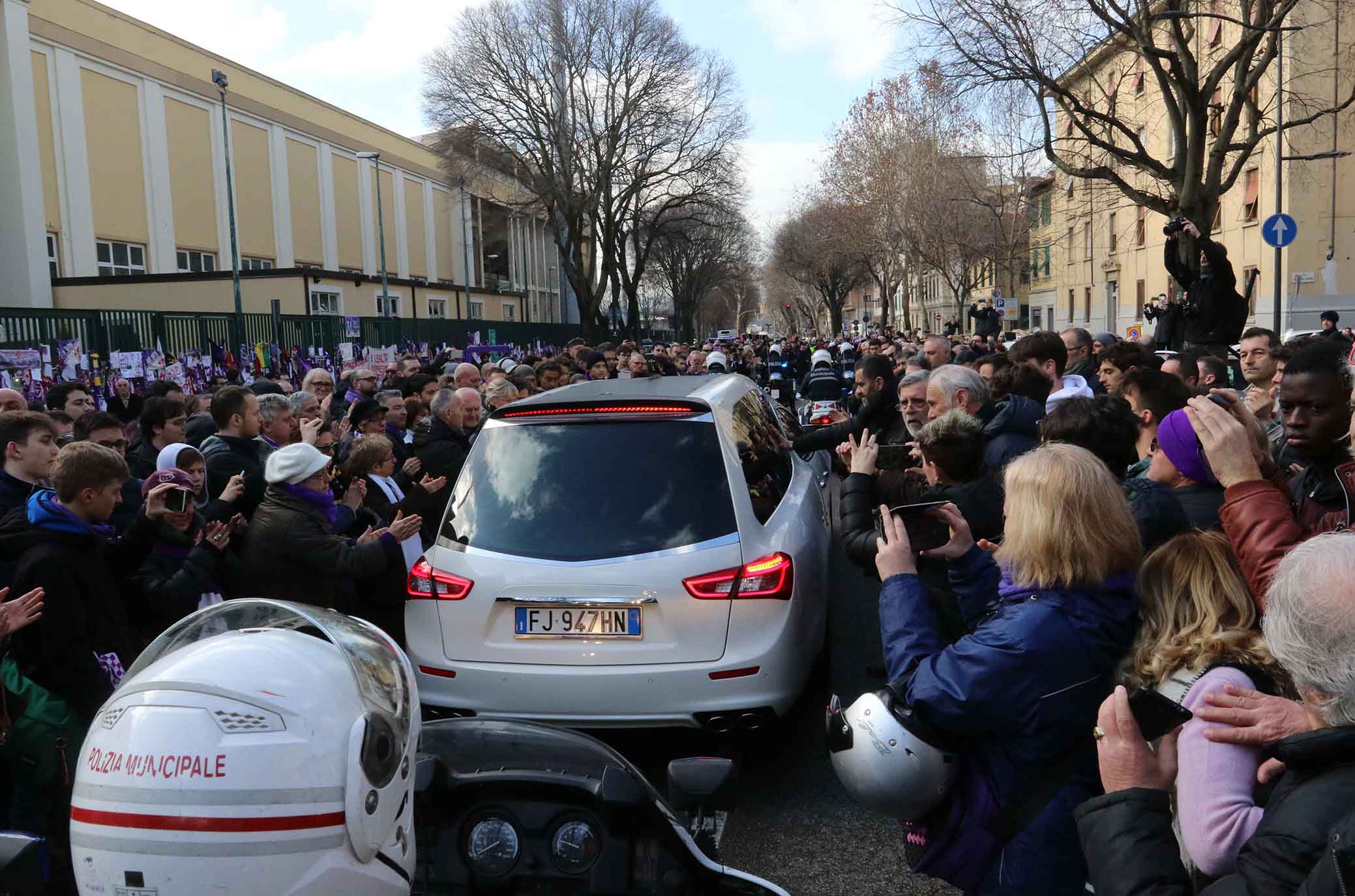 FIORENTINA 08-03-2018 IL CORTEO FUNEBRE DI DAVIDE ASTORI PASSA DAVANTI AL FRANCHI. SILPRESS/GALASSI SILVANO