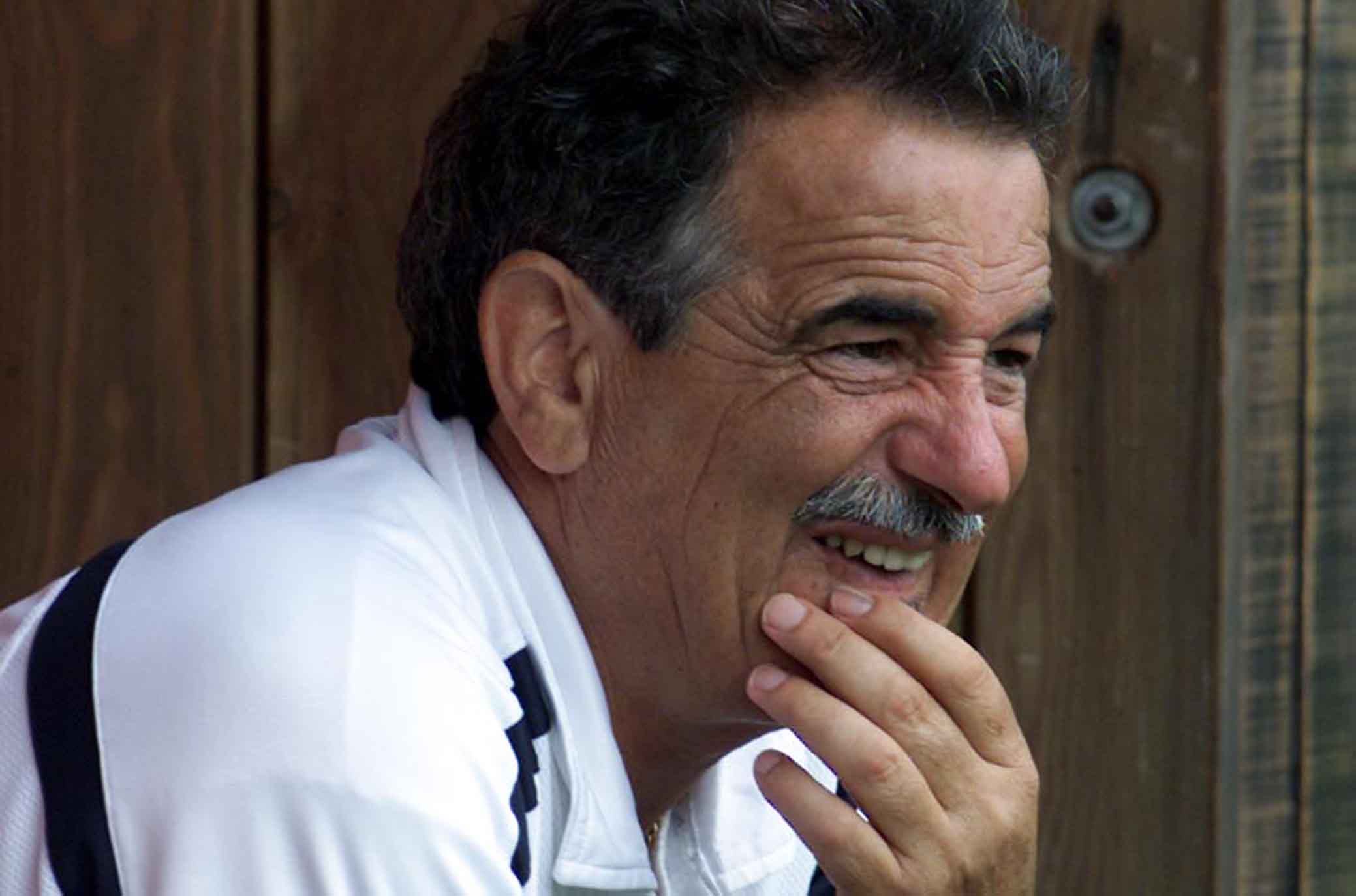 Fiorentina.Vigo di Fassa. Mondonico osserva dalla panchina i suoi giocatori.