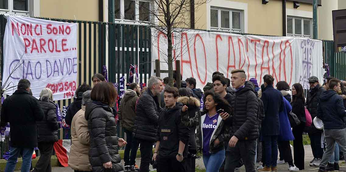Tifo e dolore, Firenze come una grande famiglia. I fiori per Cesare, la festa triste per Borgonovo