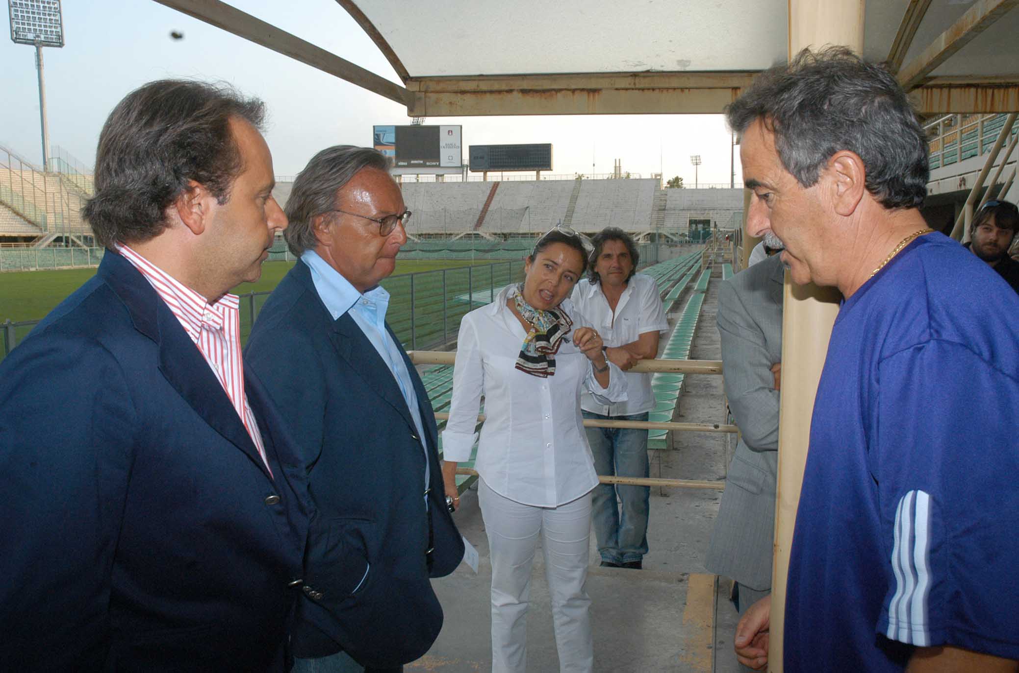 Fiorentina 2004. DIEGO E ANDREA DELLA VALLE SALUTANO EMILIANO MONDONICO CON SILVIA BERTI. SILPRESS/GALASSI SILVANO