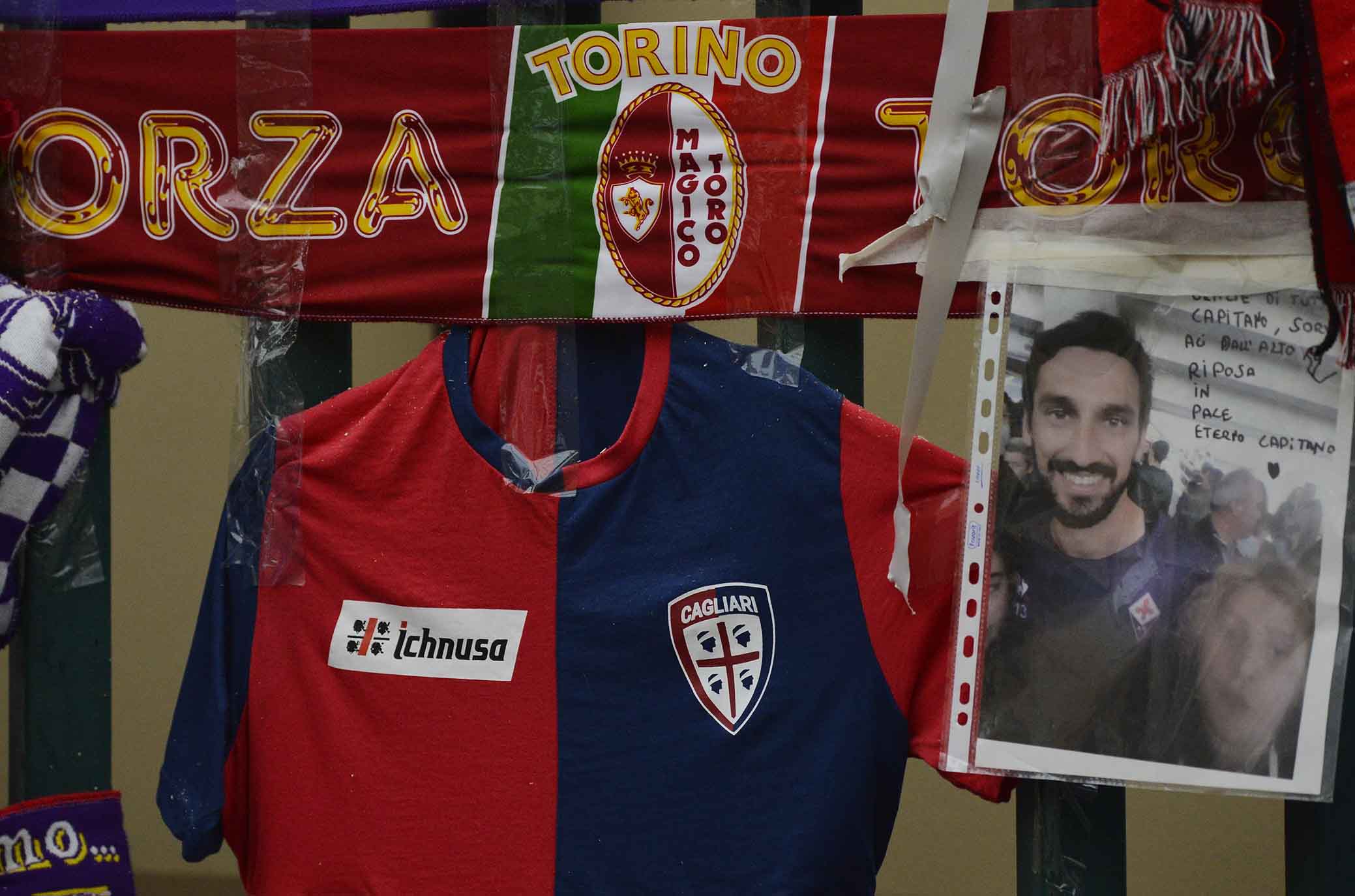 Continuano ad aumentare gli omaggi dei tifosi sul "muro" dedicato a Davide Astori (FOTO)