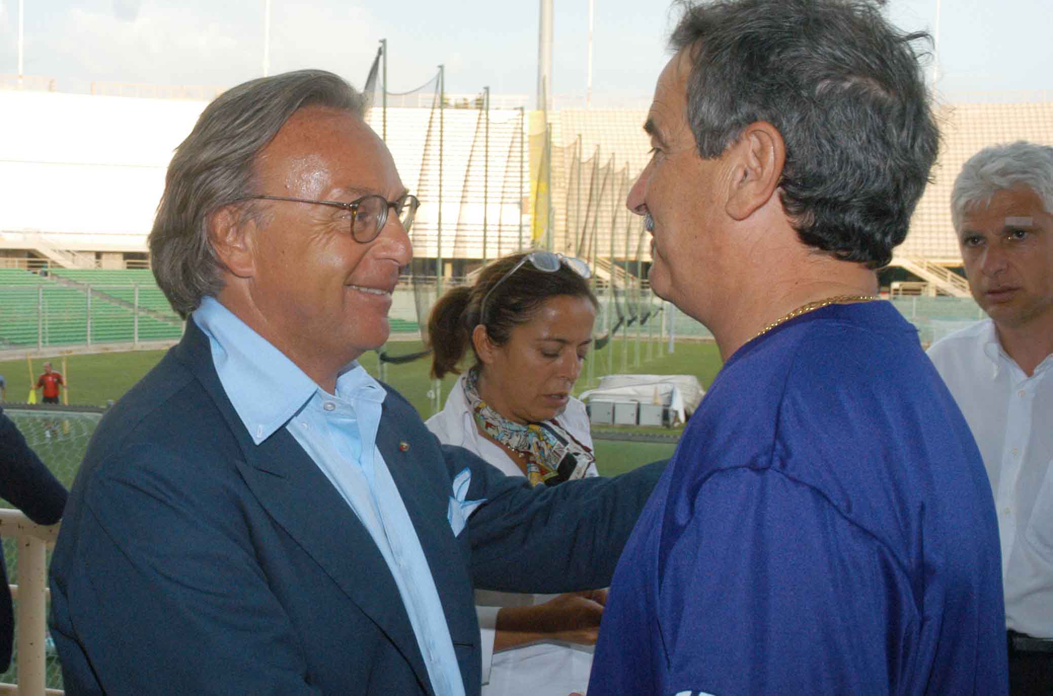 Fiorentina 2004. DIEGO E ANDREA DELLA VALLE SALUTANO EMILIANO MONDONICO . SILPRESS/GALASSI SILVANO