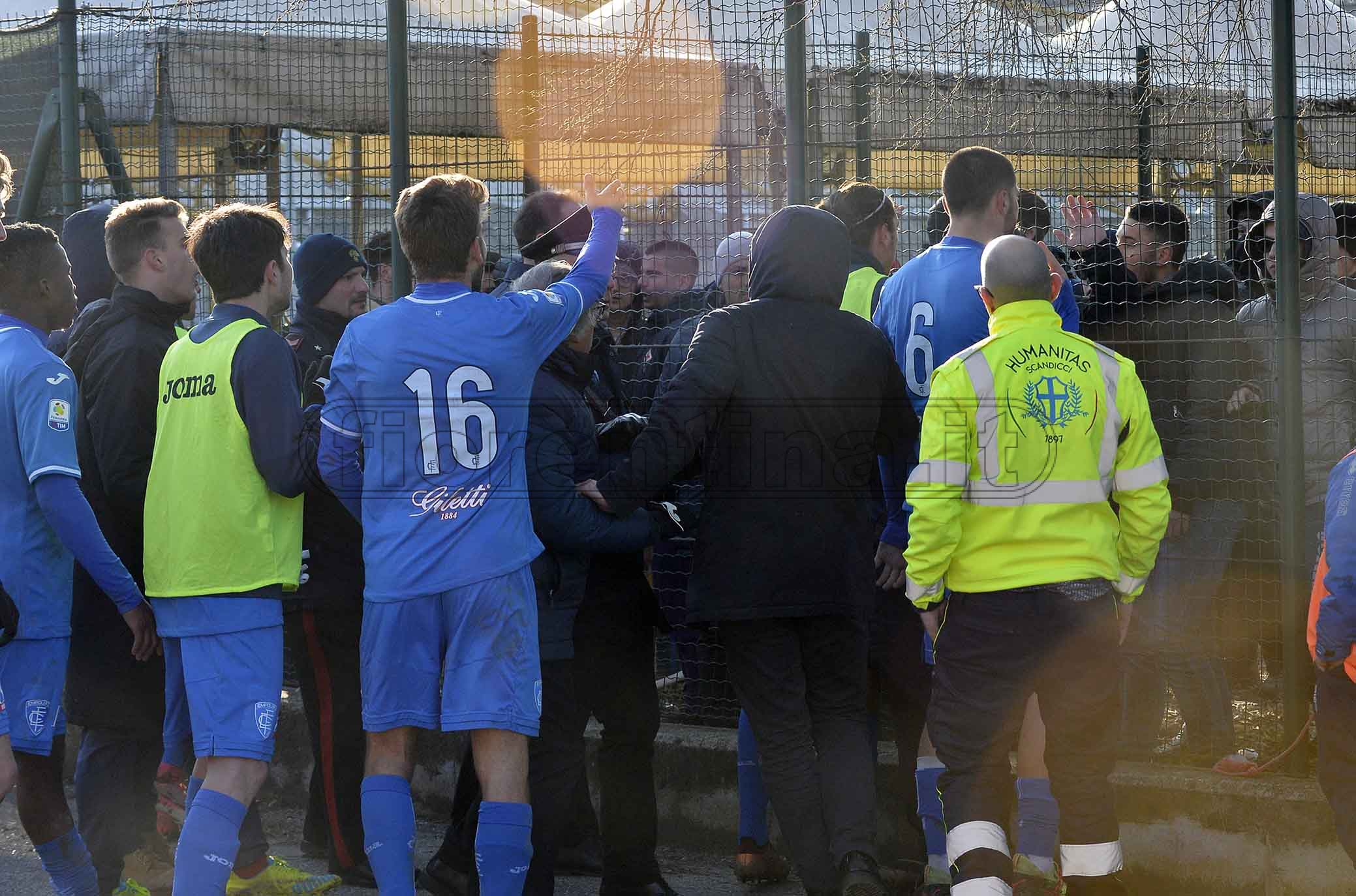 Viareggio Cup, parapiglia tra tifosi viola e giocatori dell'Empoli. Giovane azzurro colpito da un sasso (FOTO)