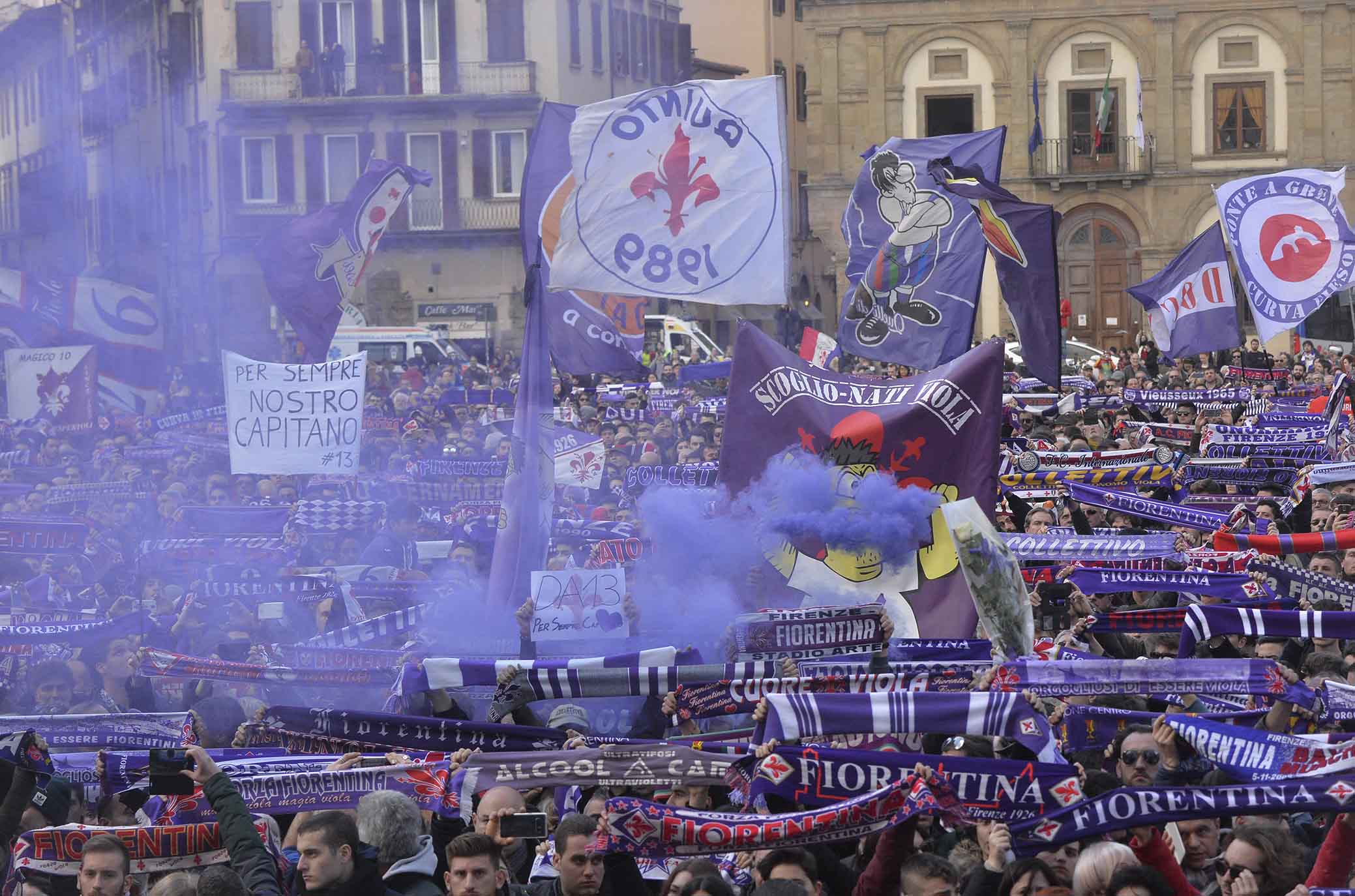 Le immagini del saluto dei tifosi viola a Davide Astori