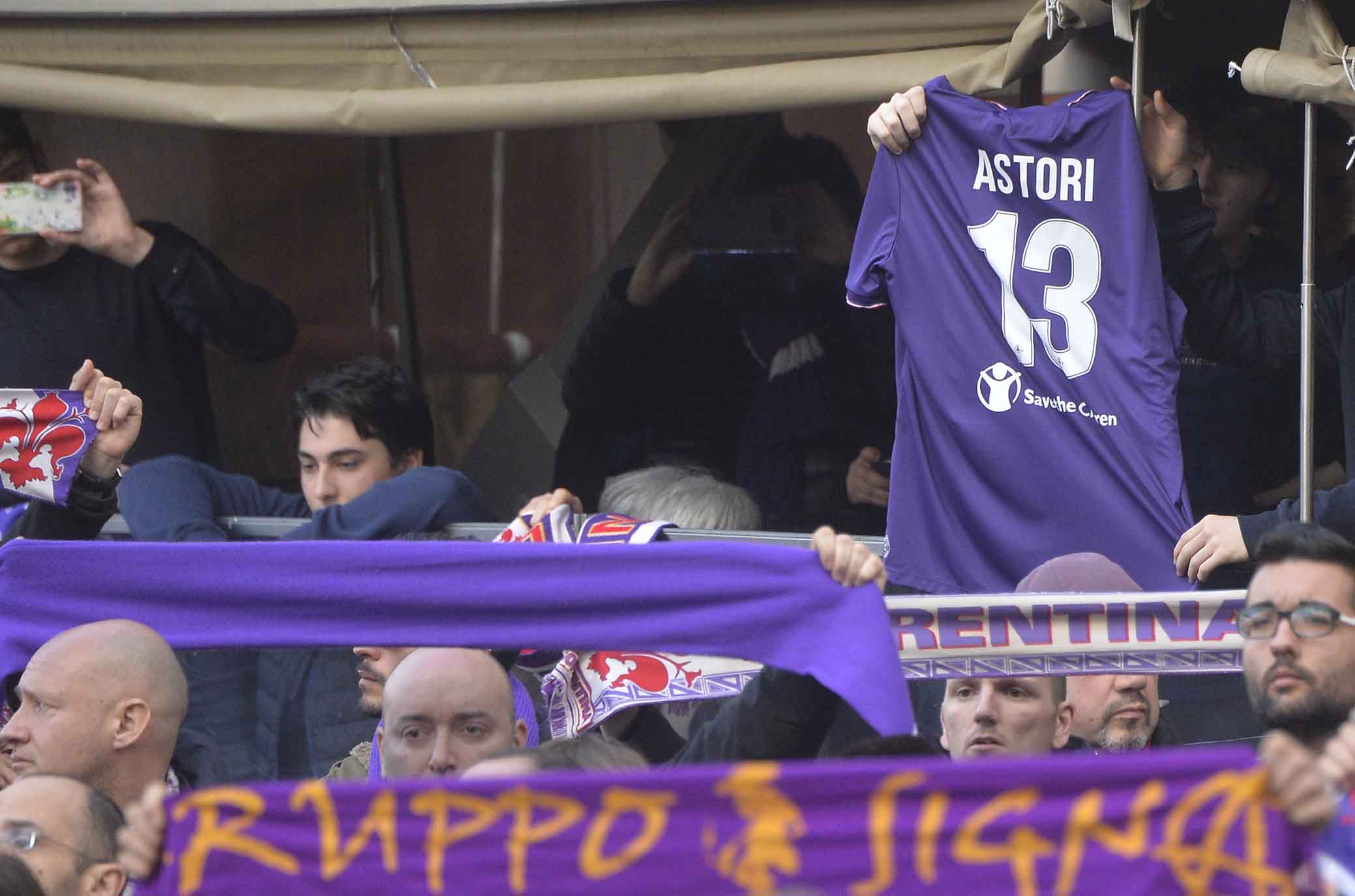 Ricordo di Astori, maglia numero 13 sulla pietra della Deposizione del Santo Sepolcro a Gerusalemme