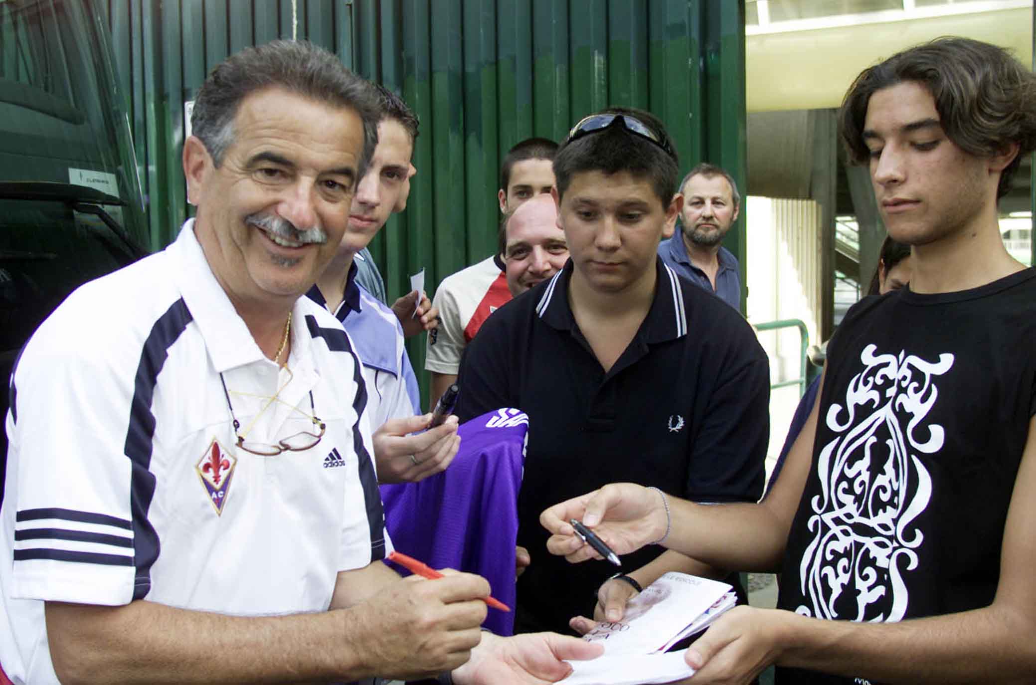 Fiorentina.Emiliano Mondonico all'uscita dallo stadio firma autografi prima di salire sul pullman.