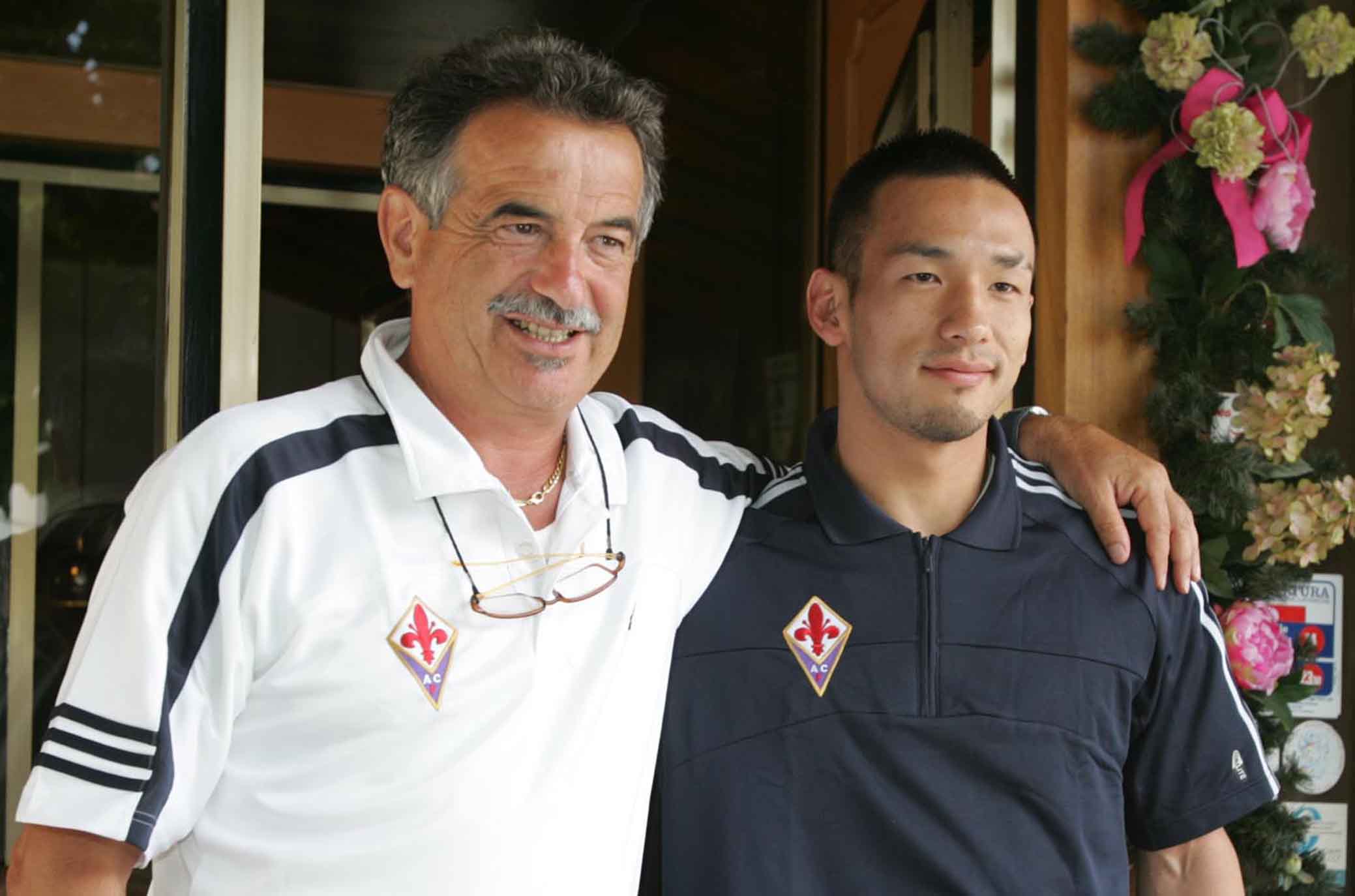 Fiorentina. Vigo di Fassa. Mondonico e Nakata davanti all'Hotel Corona