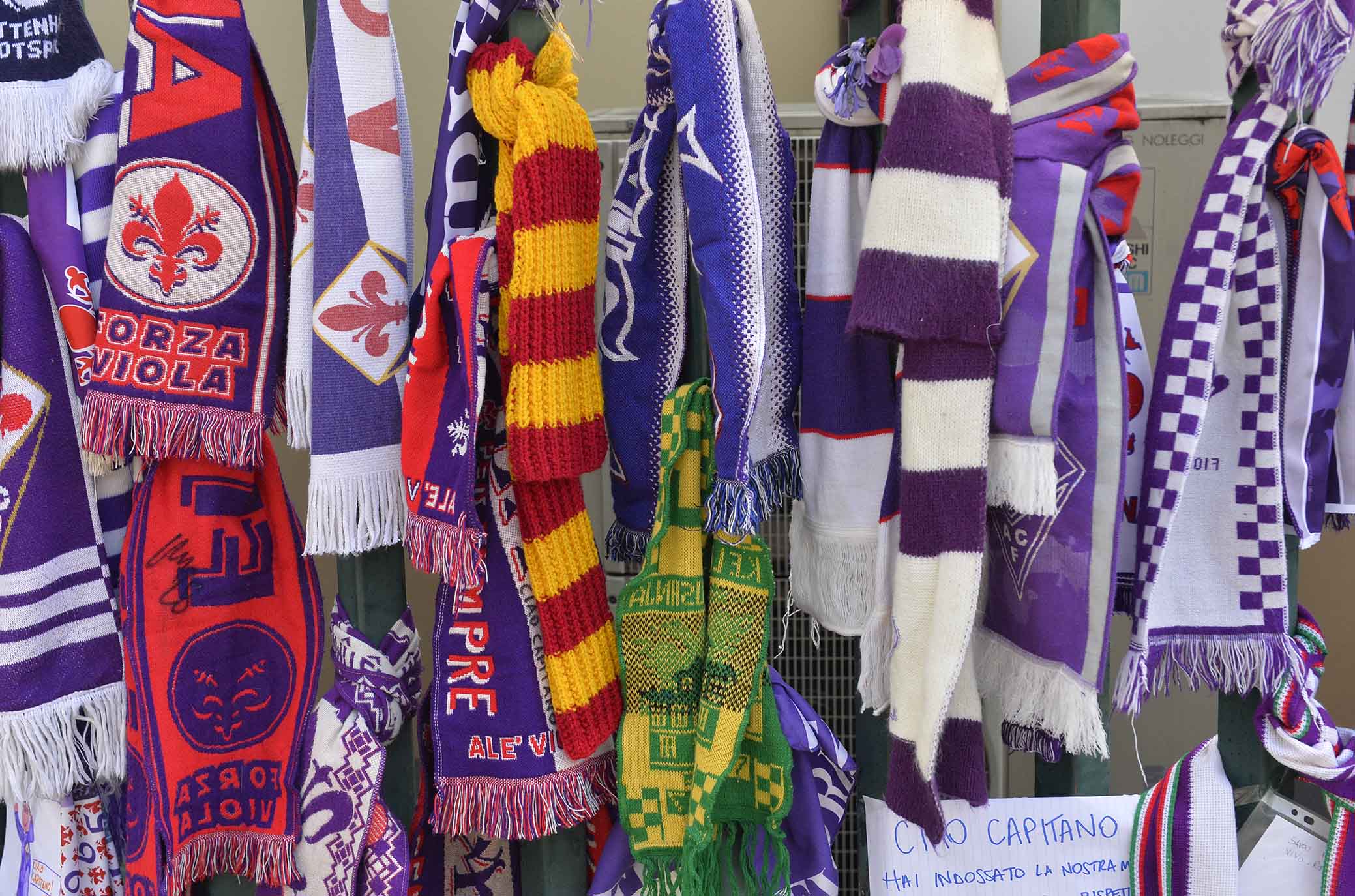 Sciarpe di tantissime squadre al Franchi per Astori. La nostra FOTOGALLERY