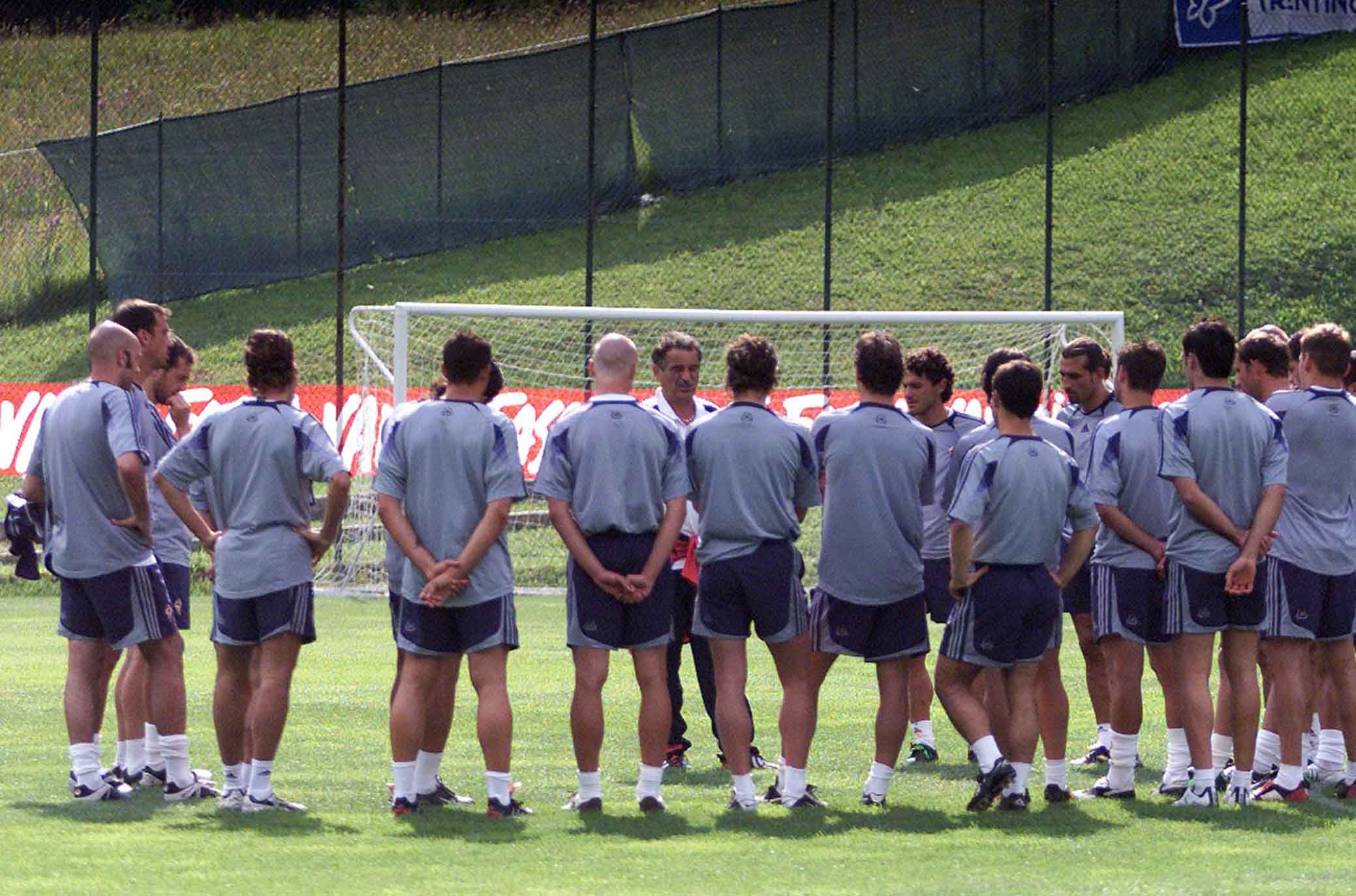 Fiorentina. Vigo di Fassa. Mondonico parla alla squadra prima dell'allenamento.