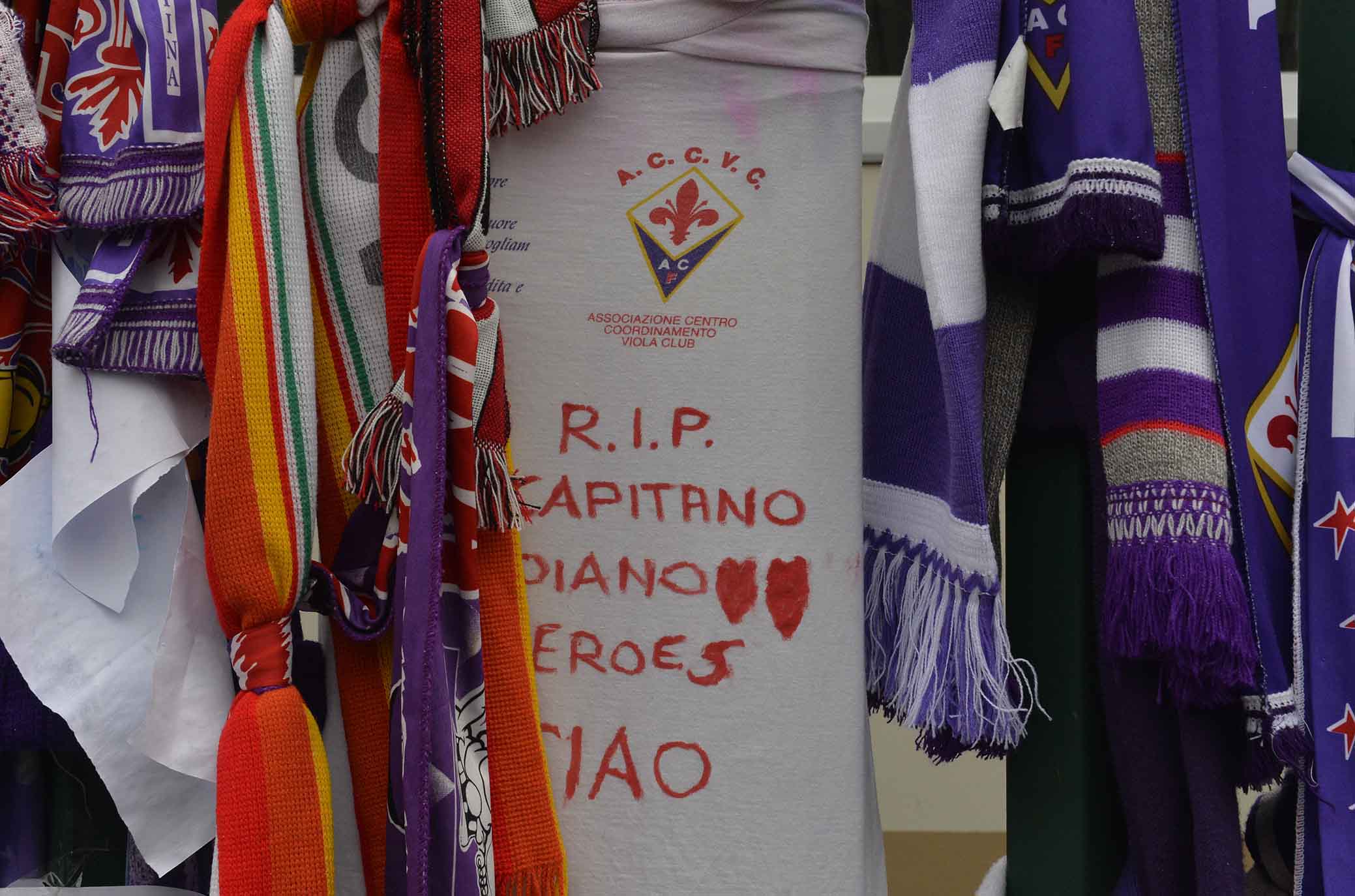 Astori: prosegue la processione di tifosi, persone e ragazzi al Franchi. Tante sciarpe e striscioni (FOTO)