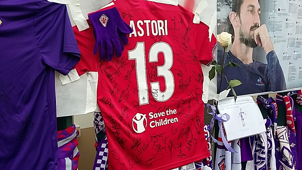 Fiorentina in campo per il riscaldamento con una maglia speciale