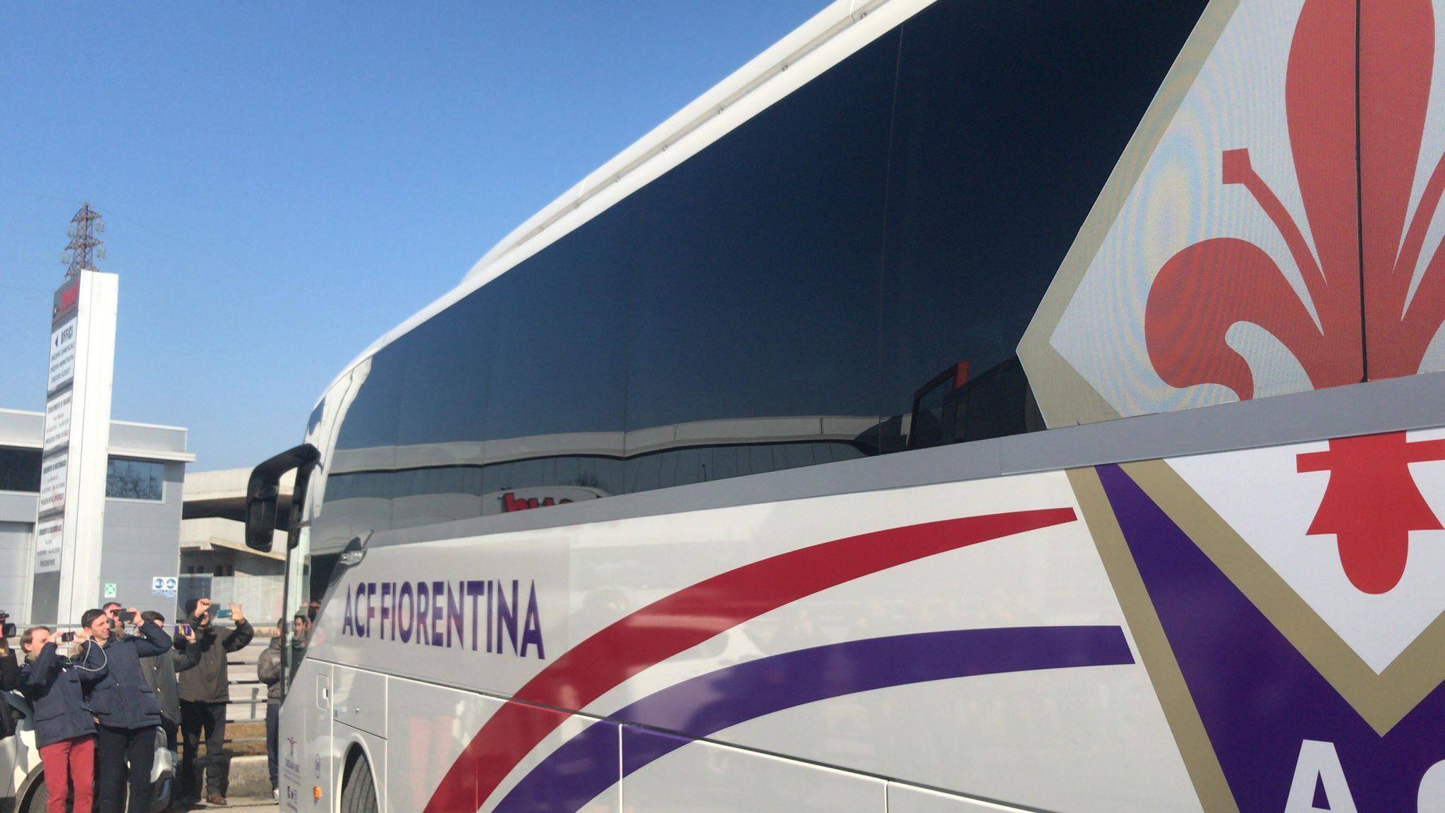 La Fiorentina lascia l'albergo di Udine. Tornerà a Firenze in aereo (VIDEO-FOTO)