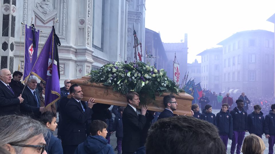 L'ultimo saluto a Davide, Badelj: "Sei la luce per tutti noi". Feretro ripartito per Bergamo