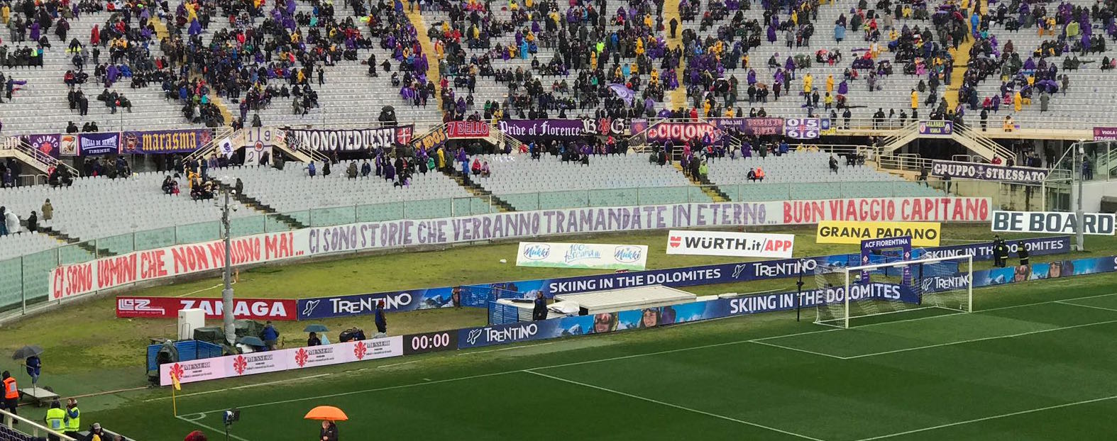 Primo momento toccante al Franchi. La squadra si raduna a centrocampo e ringrazia