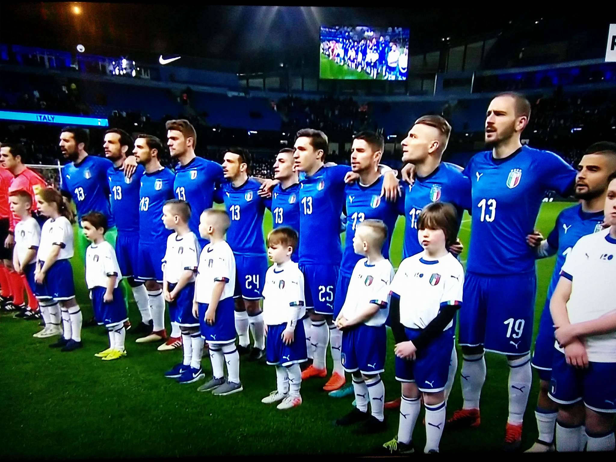 Italia, azzurri in campo con la maglia 13 di Astori