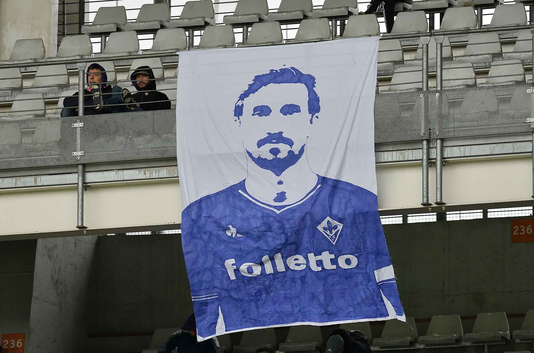 Viareggio, i giocatori di Fiorentina ed Inter in campo con la maglia di Astori (FOTO)