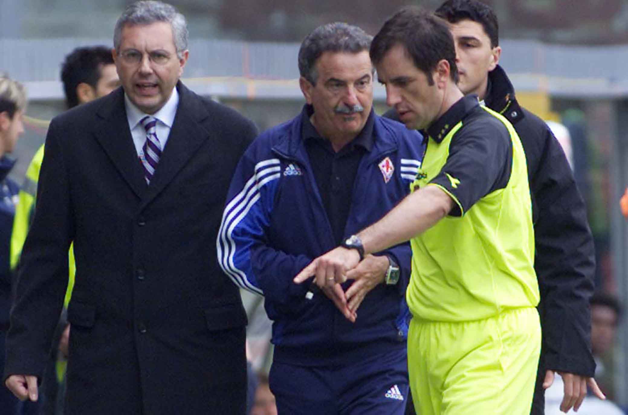 Genoa-Fiorentina.Mondonico discute con l'arbitro Gabrieli.