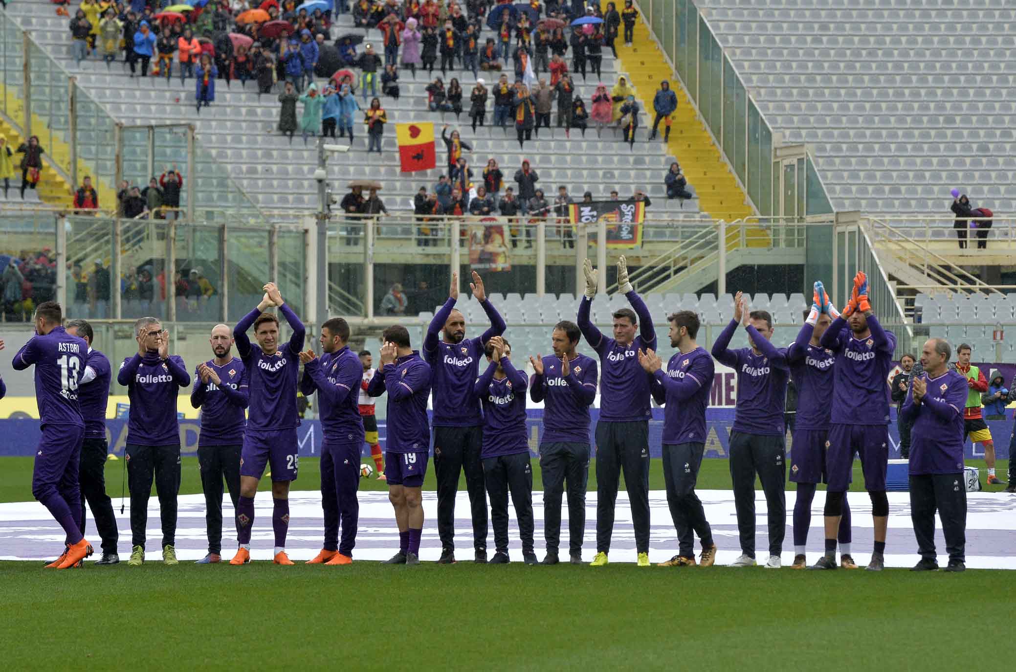 Tutti uniti in memoria di Davide. Così la Fiorentina dopo la vittoria sul Benevento (FOTO)