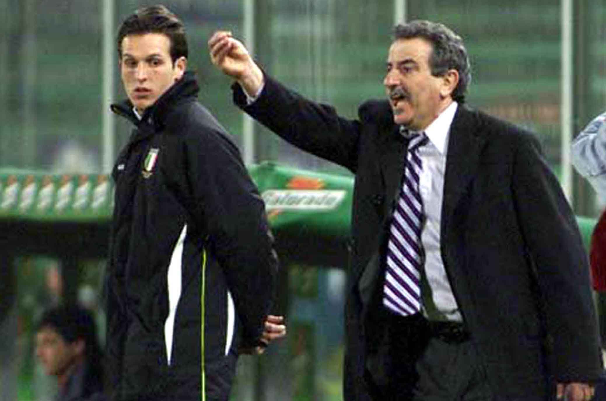 Fiorentina-Salernitana.Mister Mondonico dà indicazioni alla squadra sotto gli occhi del quarto uomo.