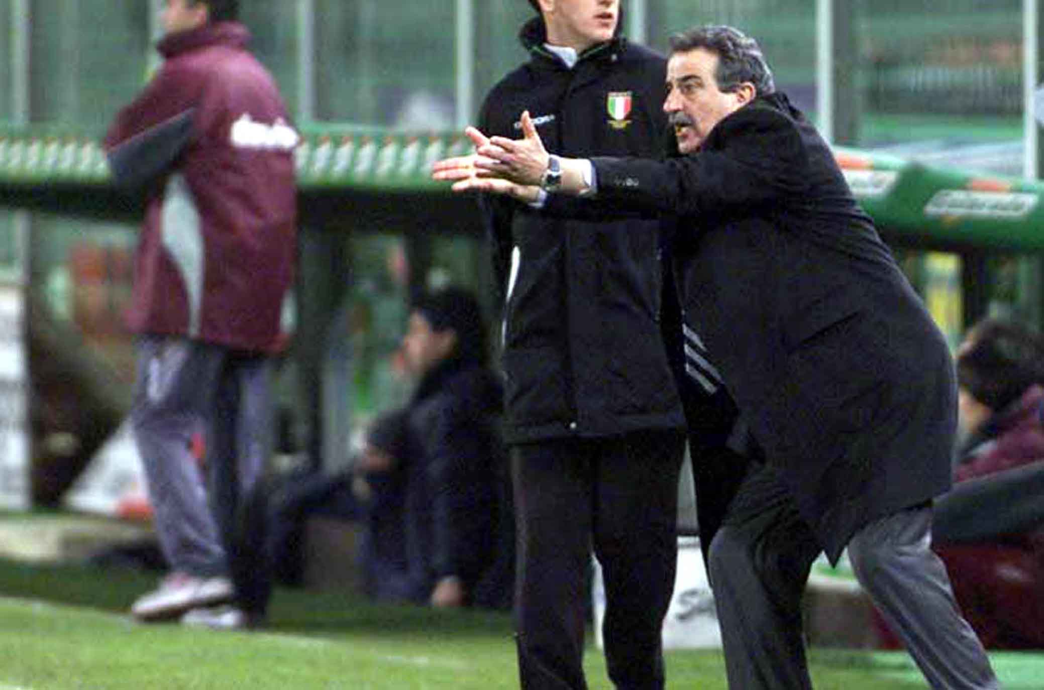 Fiorentina-Salernitana.Mister Mondonico dà indicazioni alla squadra sotto gli occhi del quarto uomo.