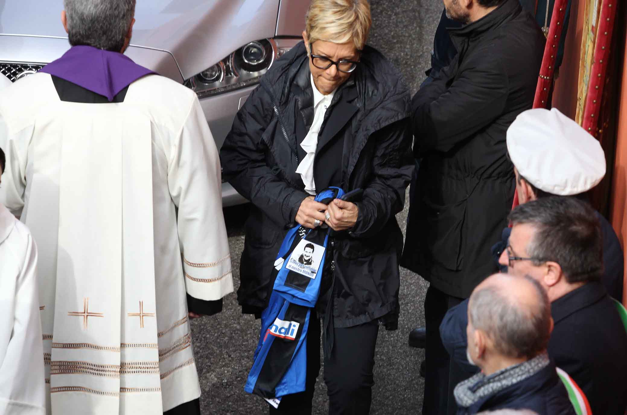 31-03-2018 Rivolta D'Adda Ph Alberto Mariani Silpress , funerali di Emiliano Mondonico allenatore Fiorentina ,Atalanta,Torino, Albinoleffe Nella Foto, la cerimonia di Emiliano Mondonico. , elisa persico con la maglia che oggi idossera' la squadra