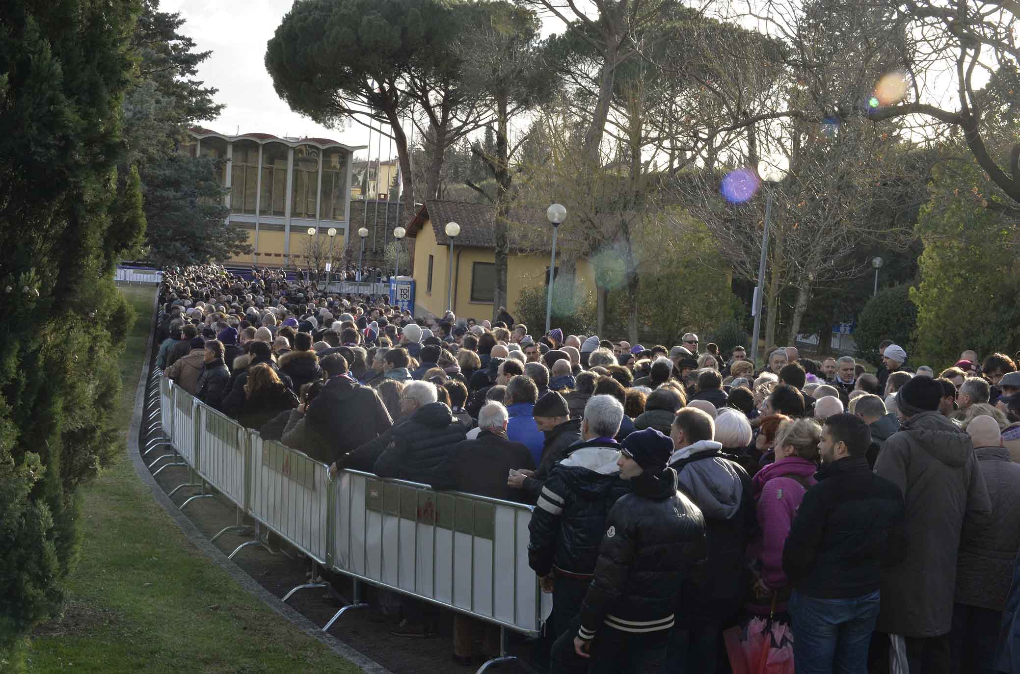 Alle 9,30 la partenza del feretro. Sosta al Franchi, poi l’arrivo in Santa Croce