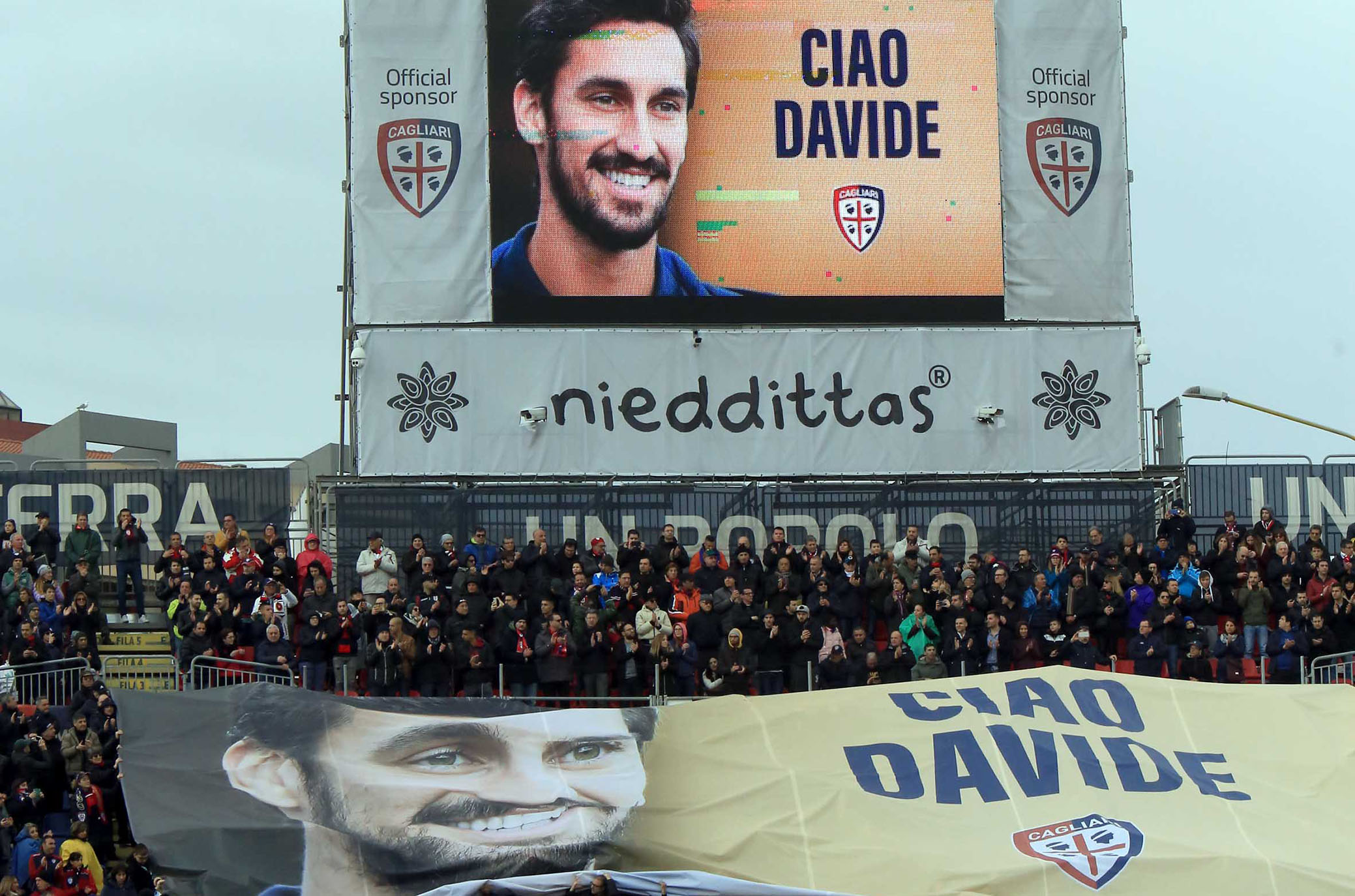 L'omaggio della Sardegna Arena a Davide Astori prima di Cagliari-Lazio (FOTO)