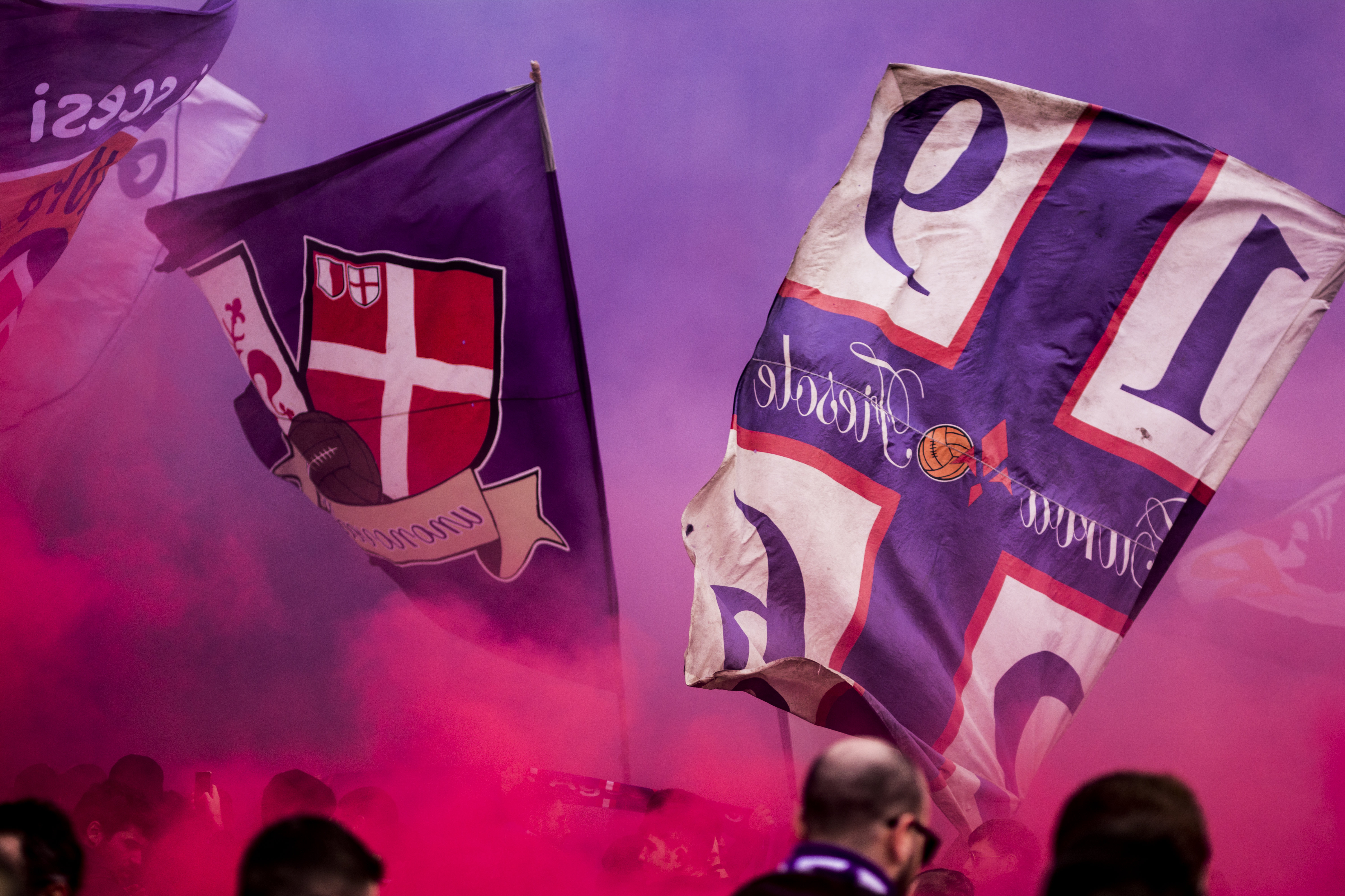 Bandiere, palloncini, lacrime: ciao, nostro capitano