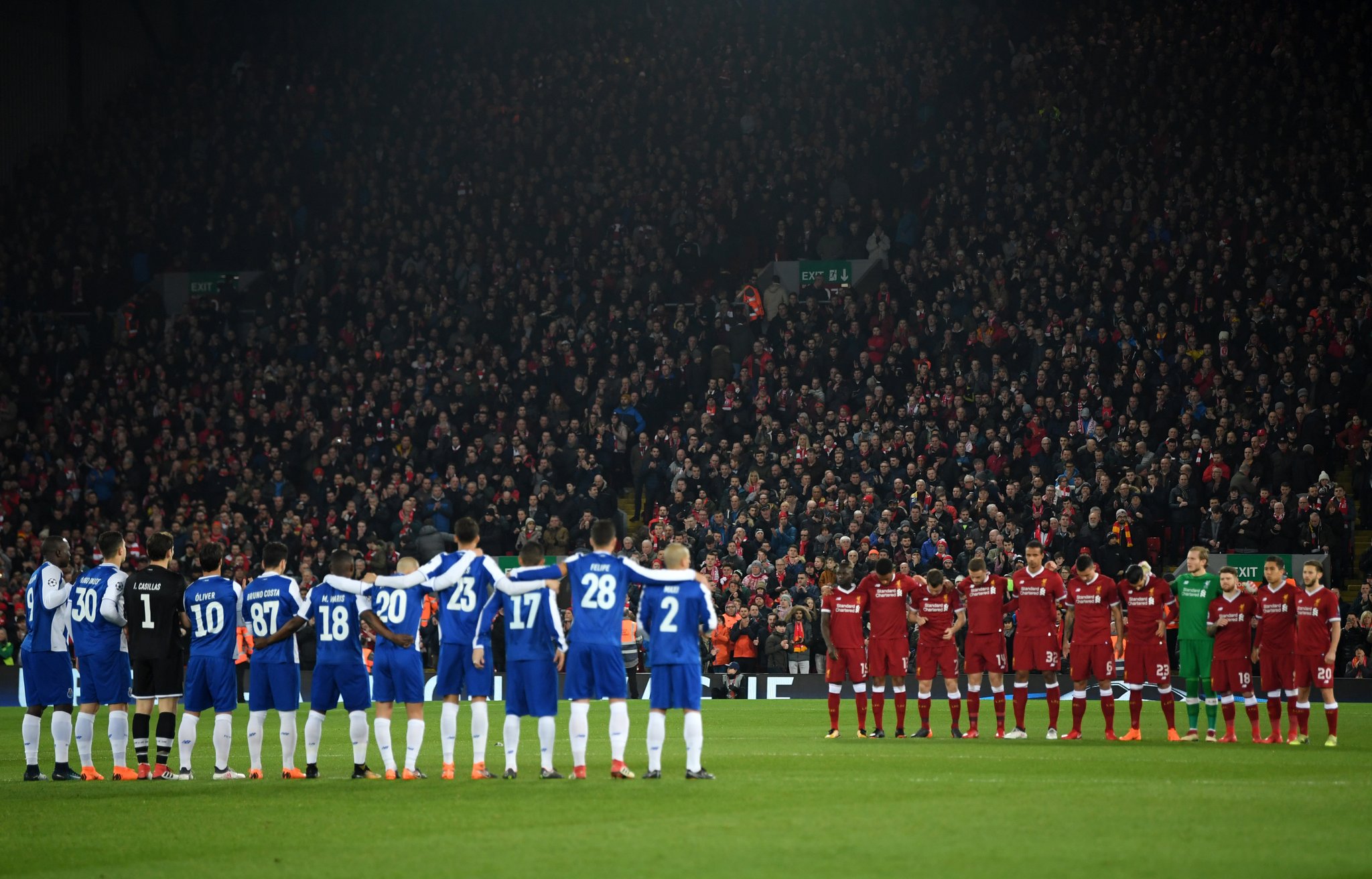 Il minuto di silenzio sui campi di Champions League (FOTO)