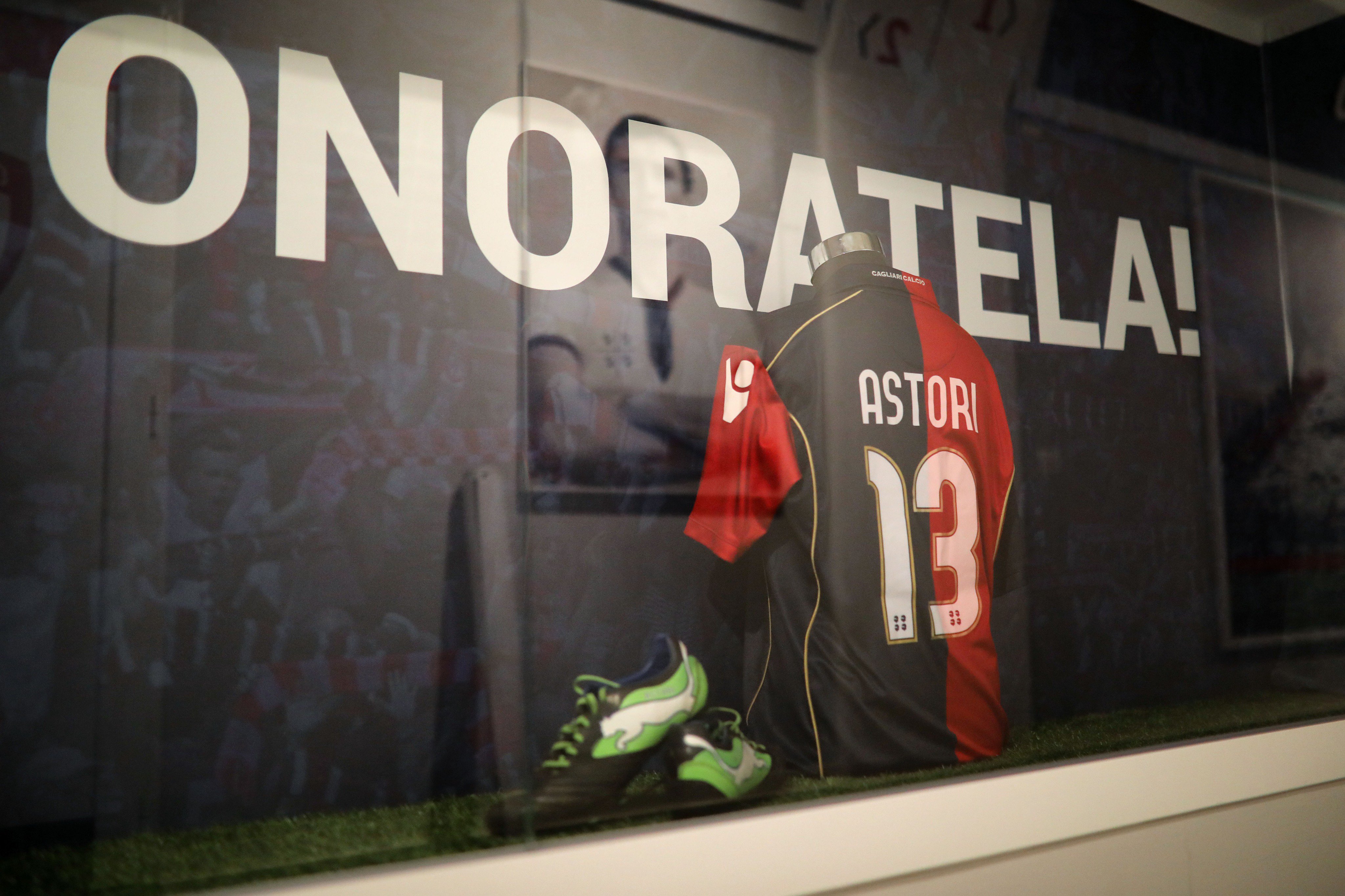 Il messaggio del Cagliari: "Oggi e per sempre, onoratela!" (FOTO)