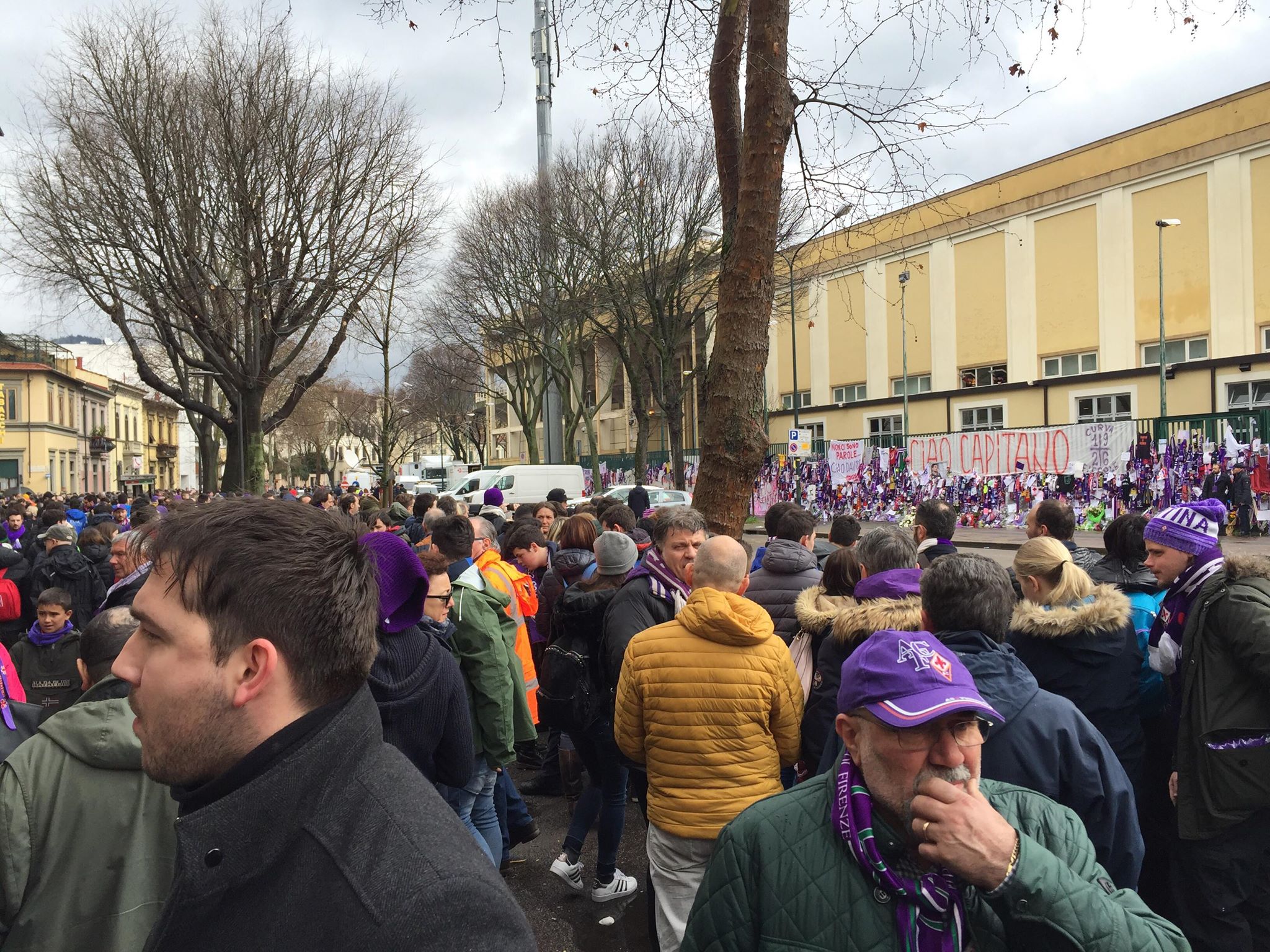 Fiorentina arrivata al Franchi, tanta gente davanti al 'muro del pianto' (FOTO)
