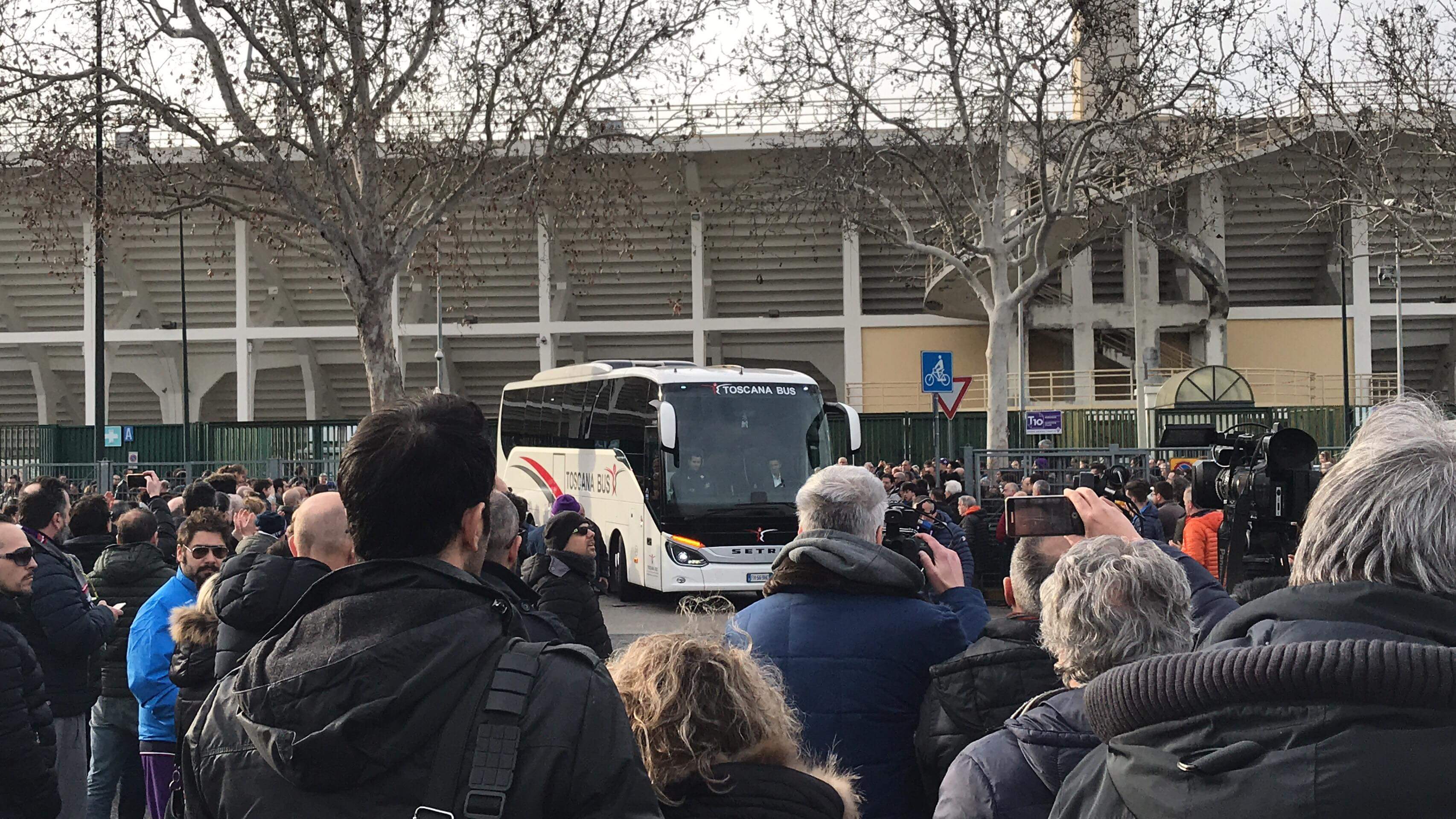 Il dolore di tutta Firenze. In migliaia a salutare la squadra