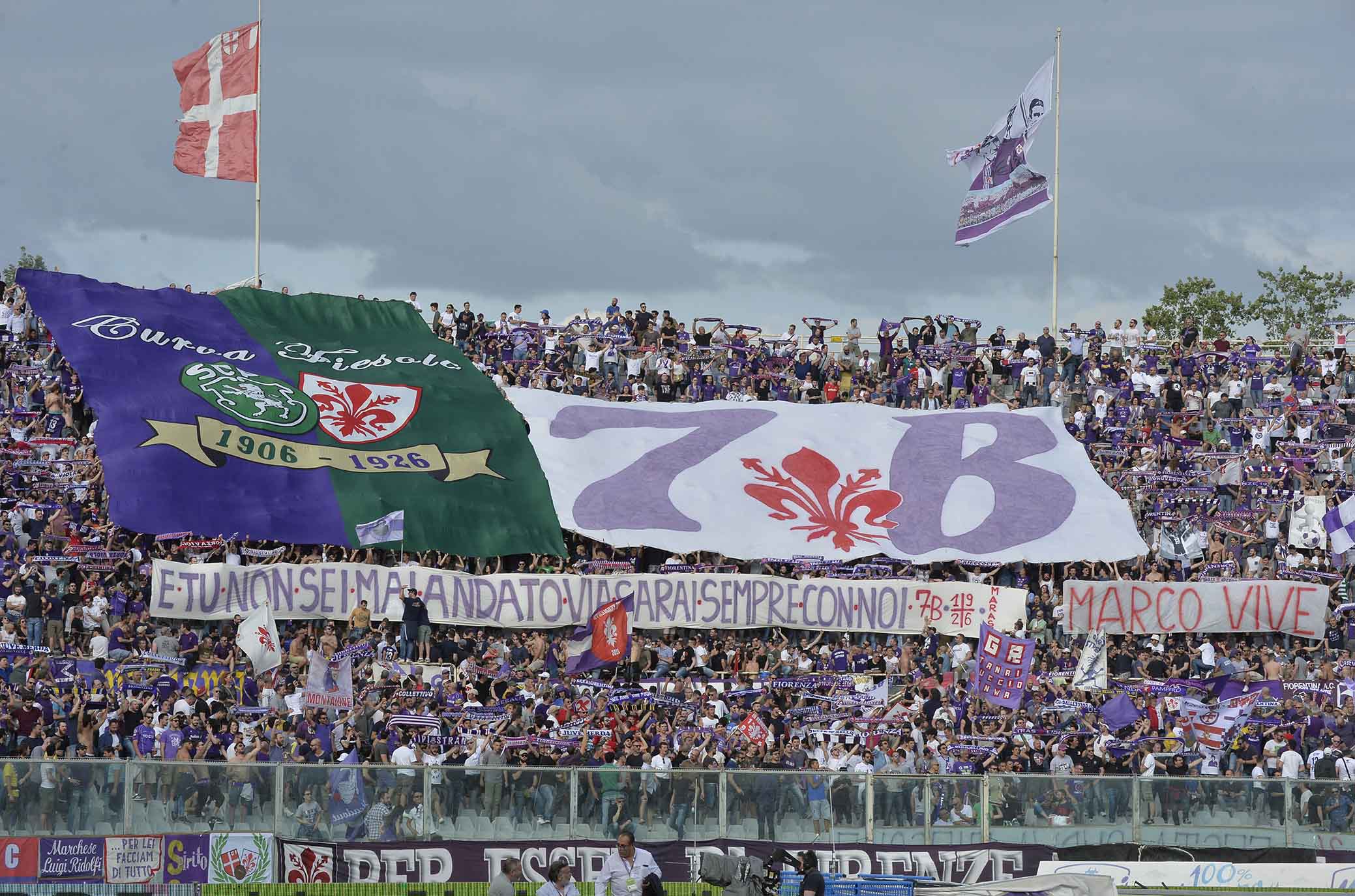 Dal Franchi, bello striscione in Fiesole per Marco Ficini. E al 13' si ricorda Astori