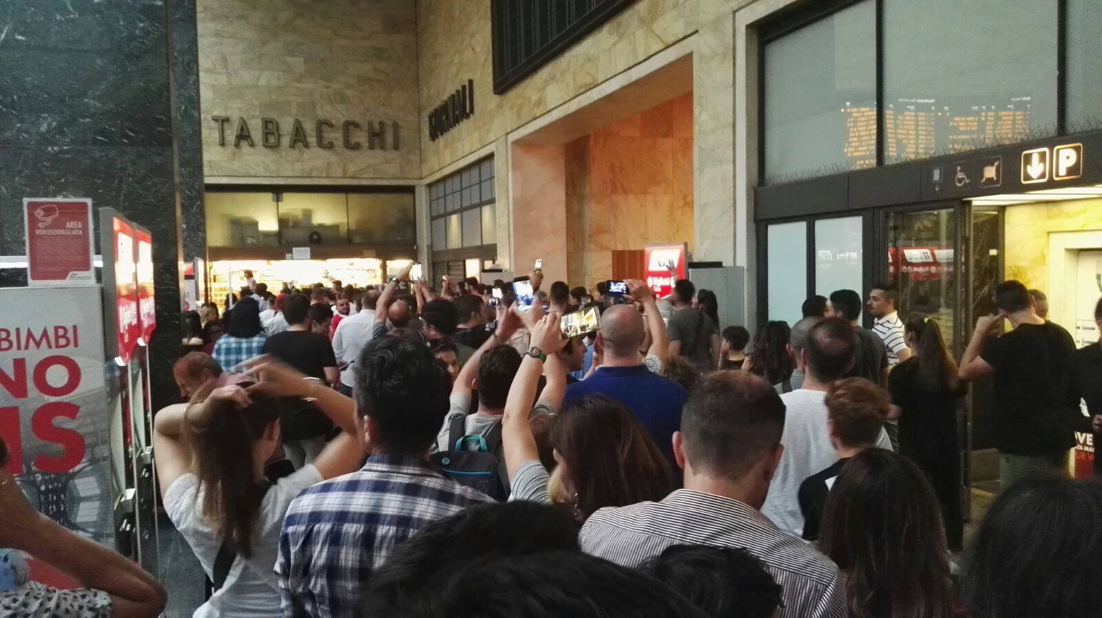 Napoli arrivato a Firenze: folla di tifosi ad accogliere la squadra di Sarri (FOTO e VIDEO)