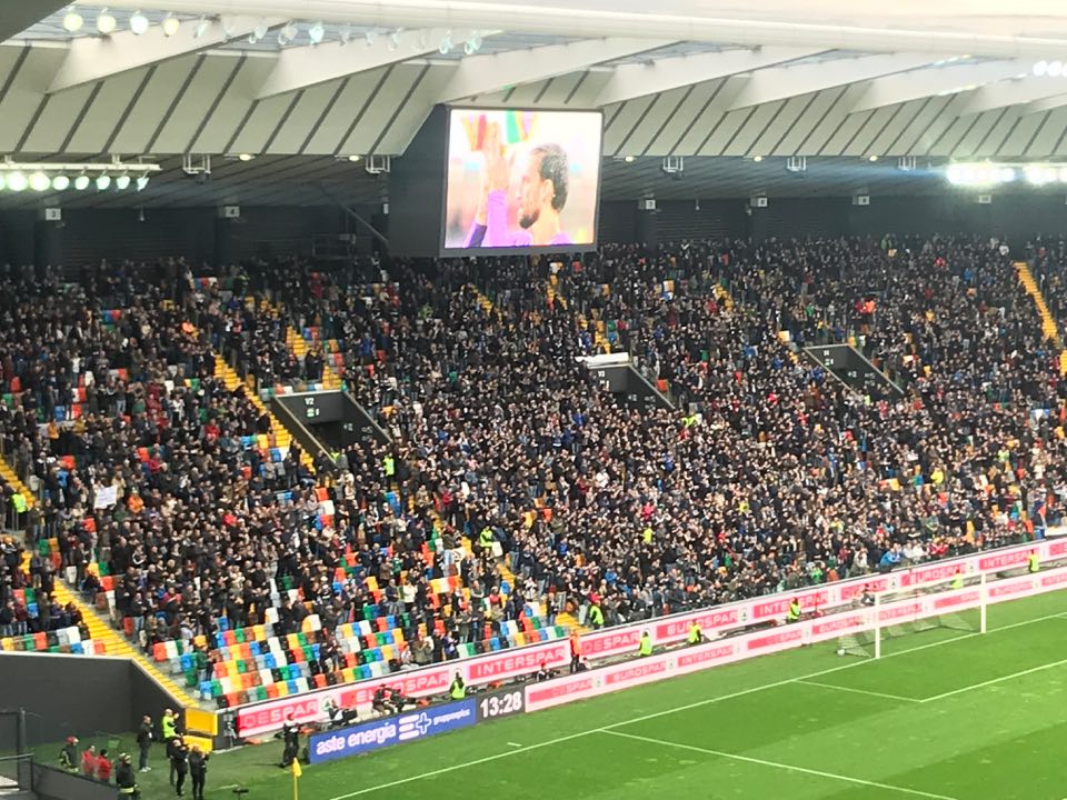 Un minuto per Davide. A Udine tanti striscioni per il capitano della Fiorentina (FOTO)