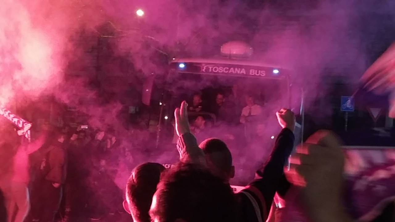 Firenze in festa: Fiorentina accolta da 300 tifosi con fumogeni, bandiere e cori (FOTO E VIDEO)