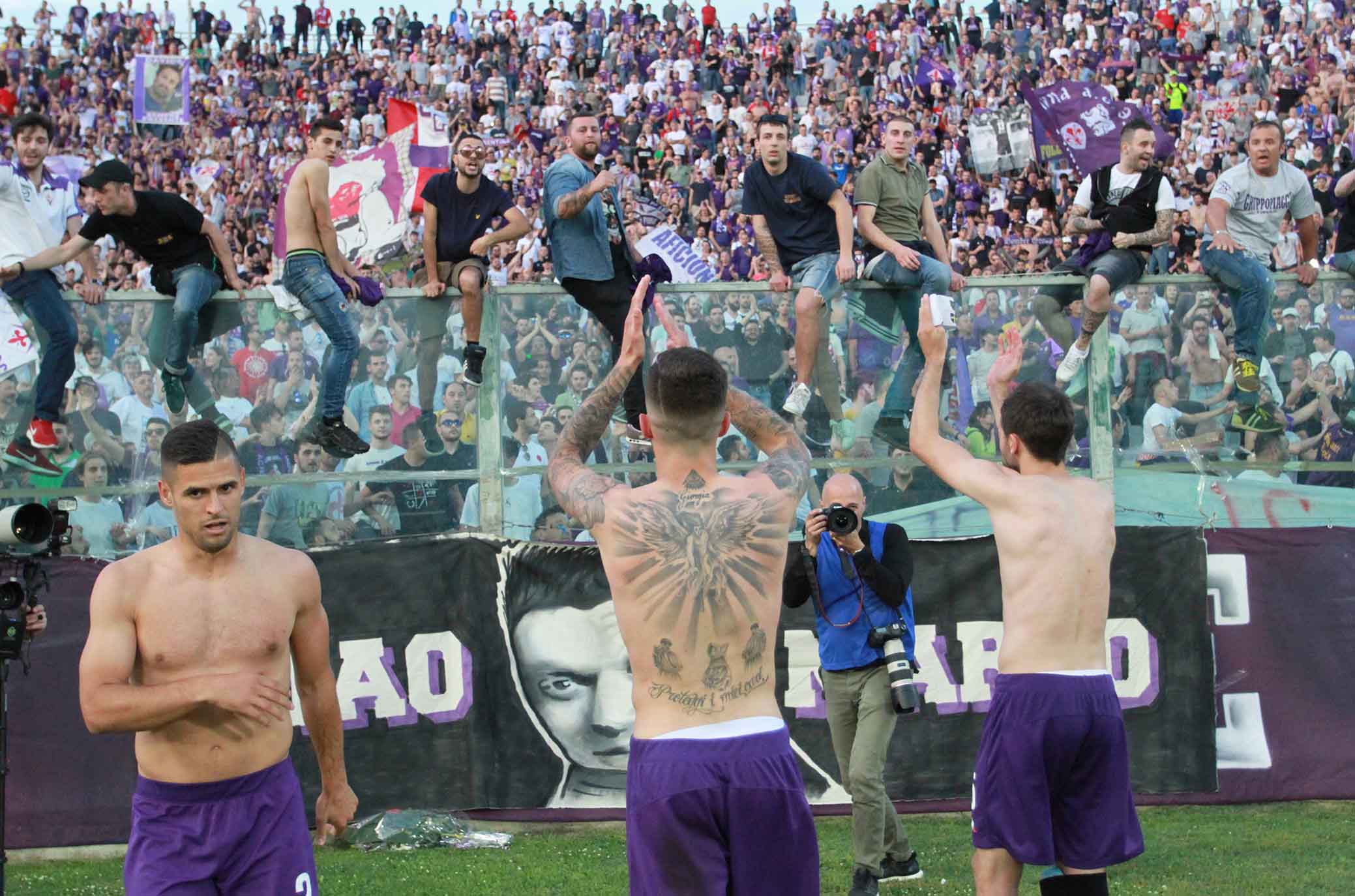 Fiorentina-Napoli, le immagini dei tifosi viola al Franchi