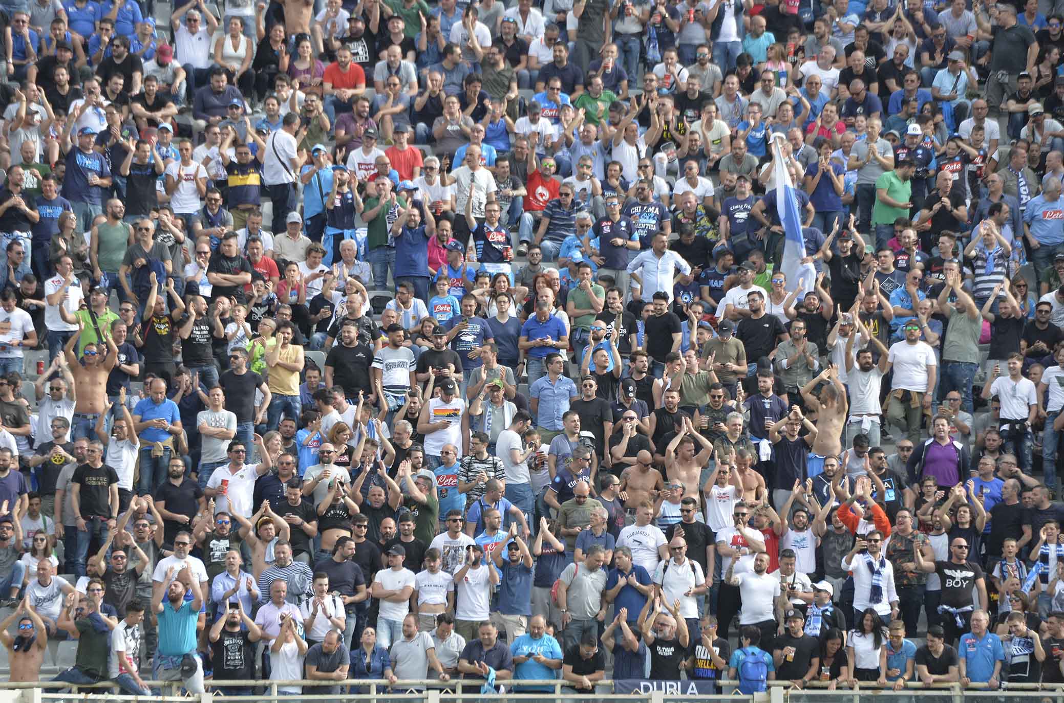 Napoli, scontro con i tifosi per il caro biglietti. E la società estende il ridotto U14
