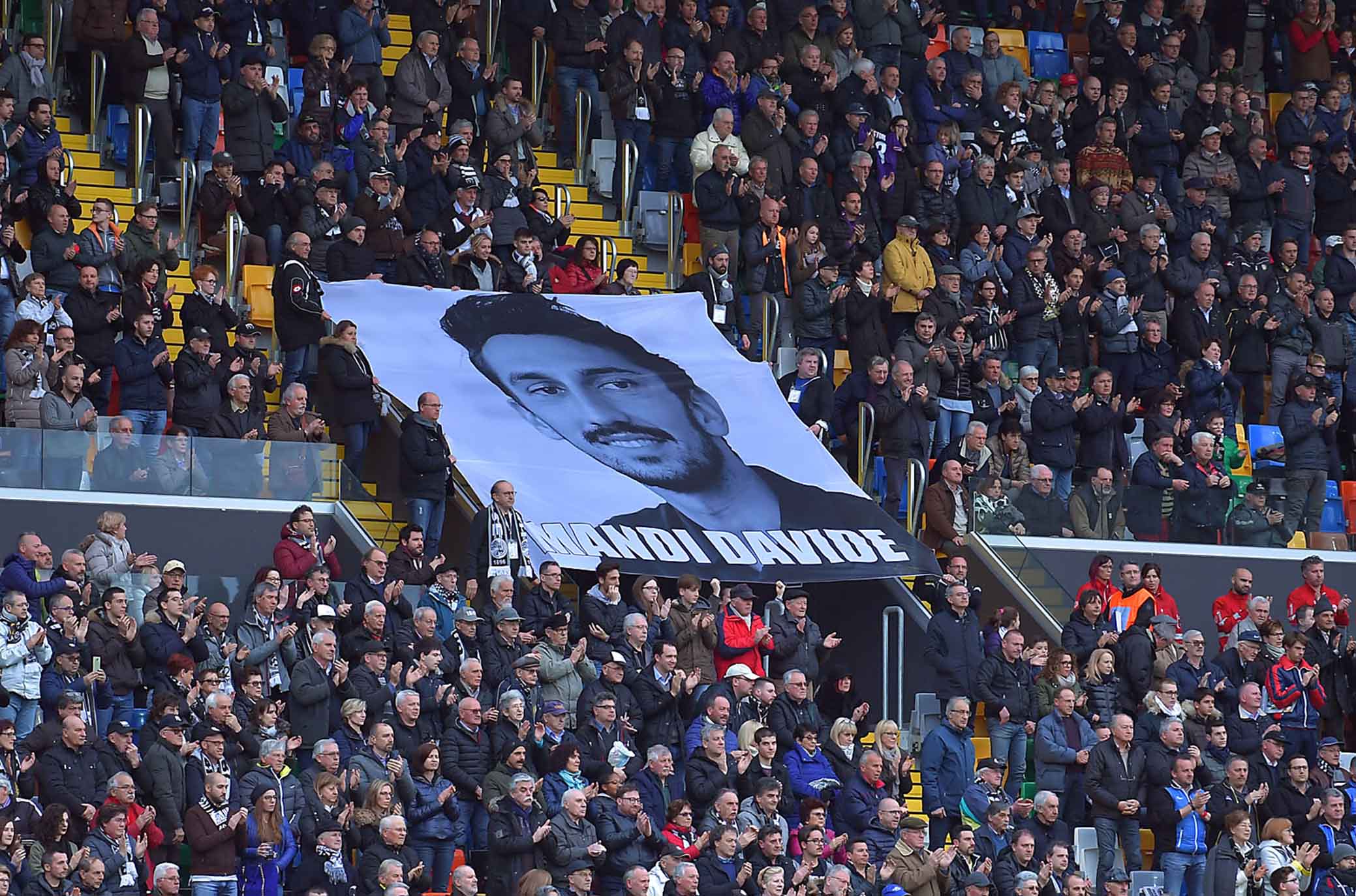 Astori, fiori e disegno per ricordare il Capitano all'hotel di Udine