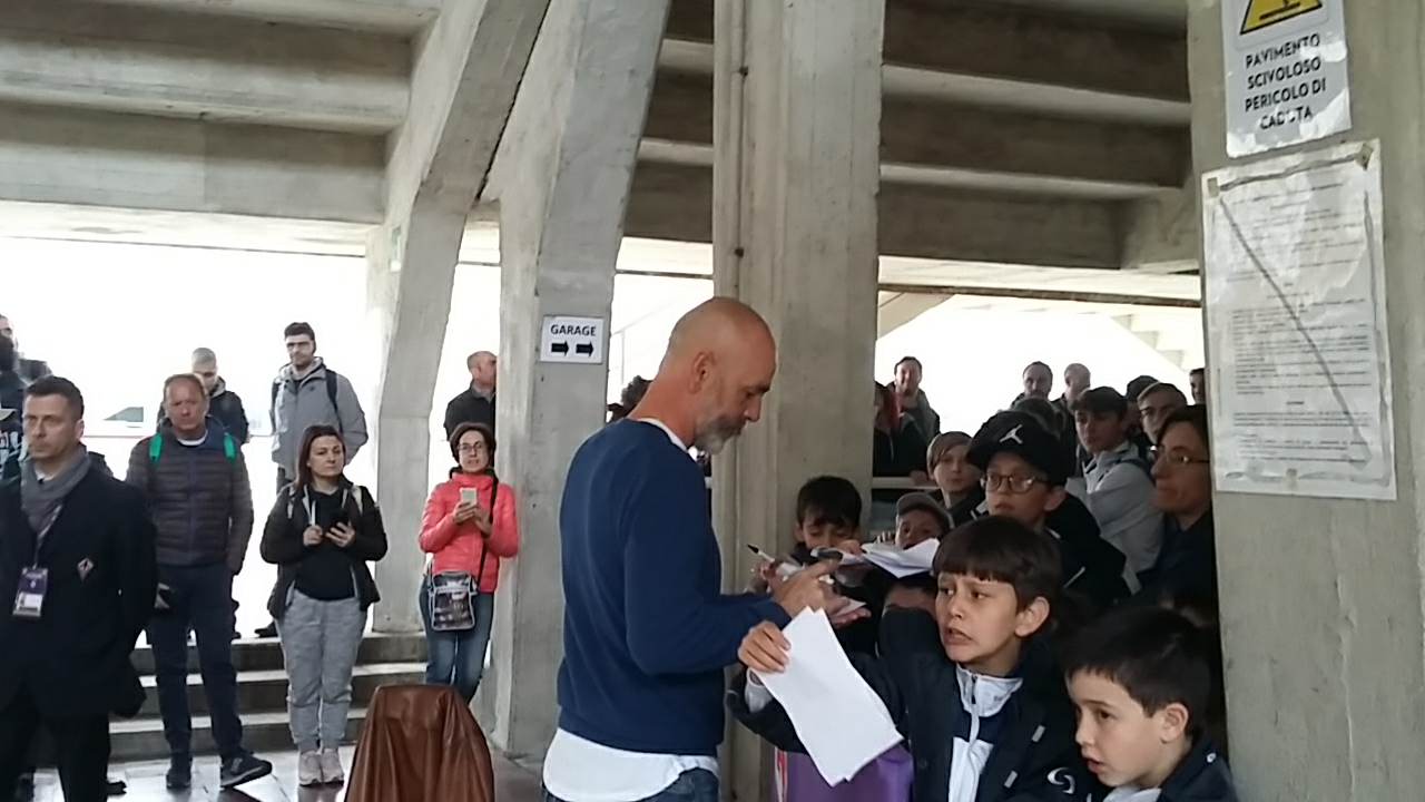 Foto e autografi per Pioli sotto la tribuna (FOTO)