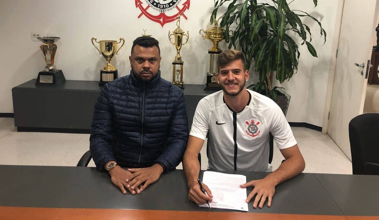 Il Livorno ufficializza il difensore brasiliano Deverlan. Era stato in prova alla Fiorentina