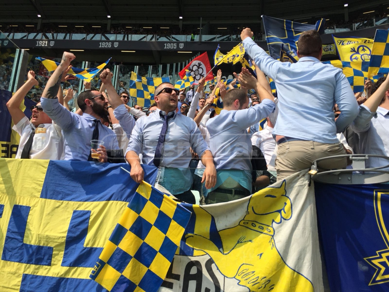 Verona, tifosi in giacca e cravatta a Torino per protesta (FOTO)