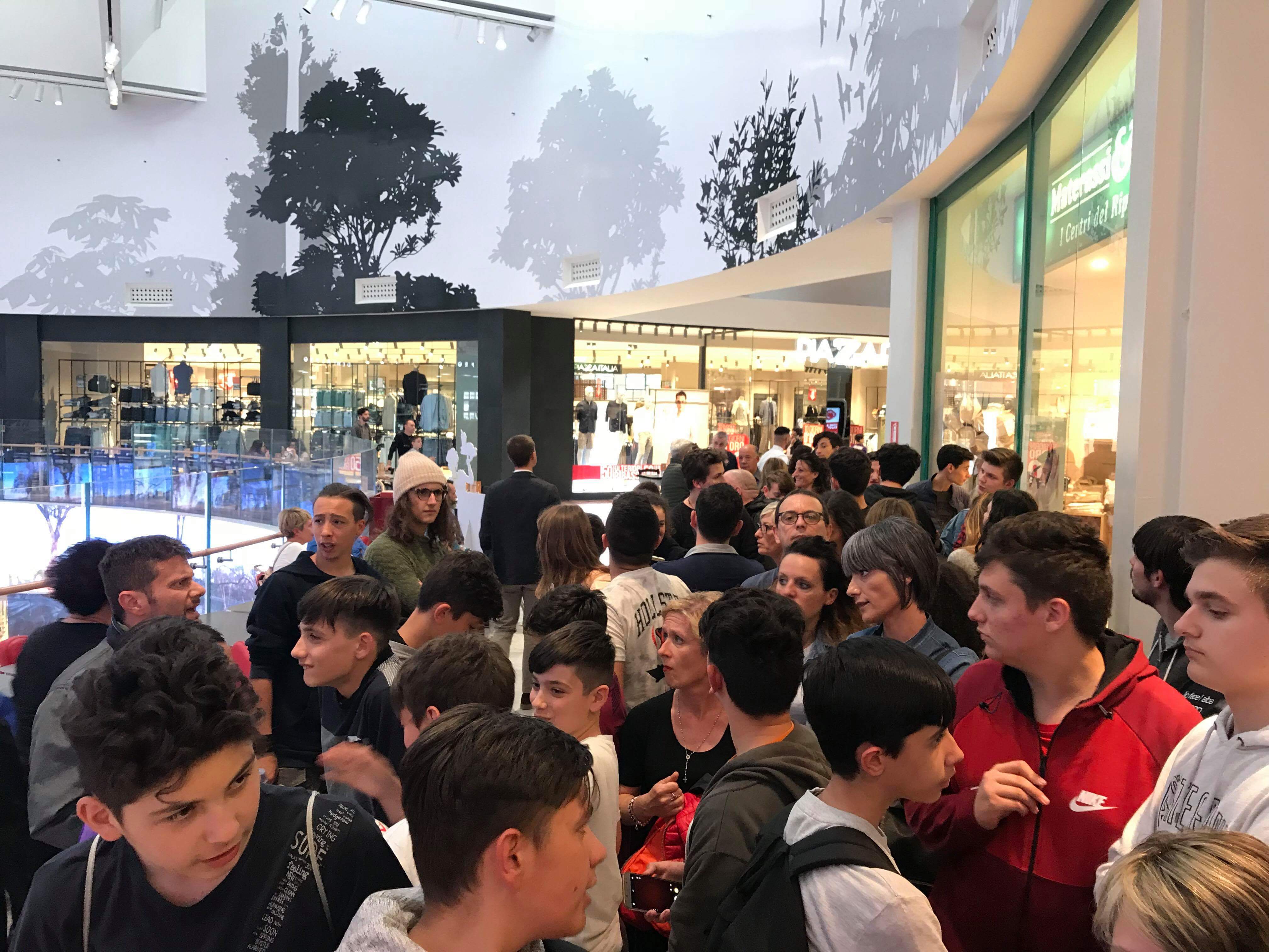 Circa 200 persone in attesa dei giocatori viola ai Gigli (FOTO)