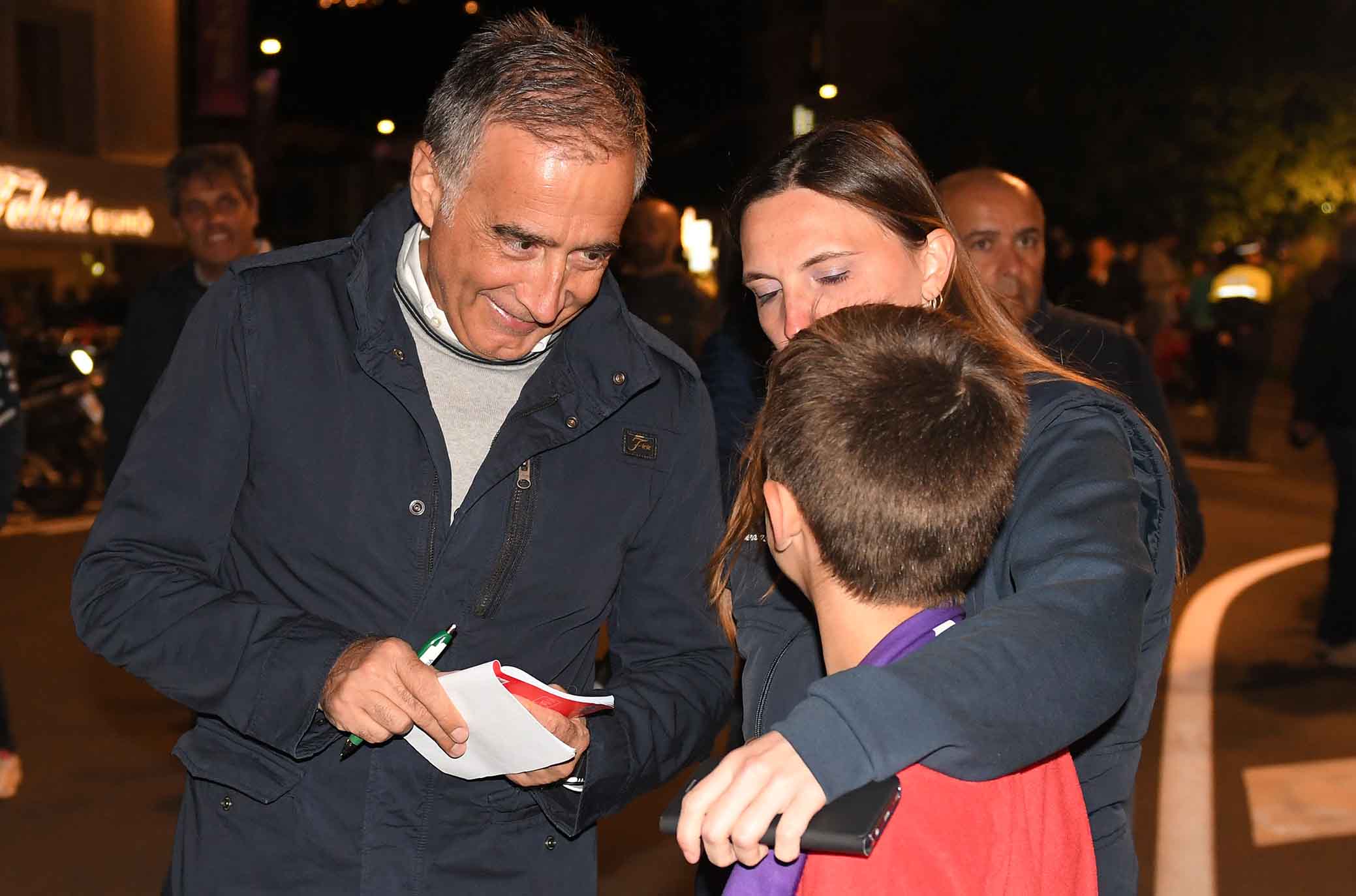 FIORENTINA RITIRO DI MOENA 17-07-2018 MARIO COGNIGNI IN PIAZZA A MOENA FRA I TIFOSI. SILPRESS/GALASSI SILVANO